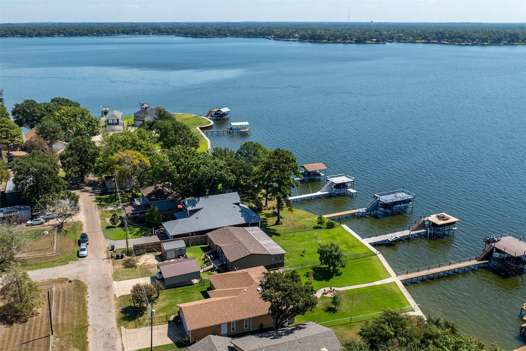 Single Family Residence For Sale in Henderson County , 107 Briarwood Drive, Mabank, Texas 75156, 3 Bedroom, 2 Bathroom, Garage spaces, 1,728 Sqft, built in 1975, mls#21355268, Real Estate Agent in Mabank, Homes For Sale in Henderson county, Homes For Sale in Mabank, Realtor in Mabank Texas, Real Estate Brokerage Independent Realty Texas, Luminita Cordes Realtor