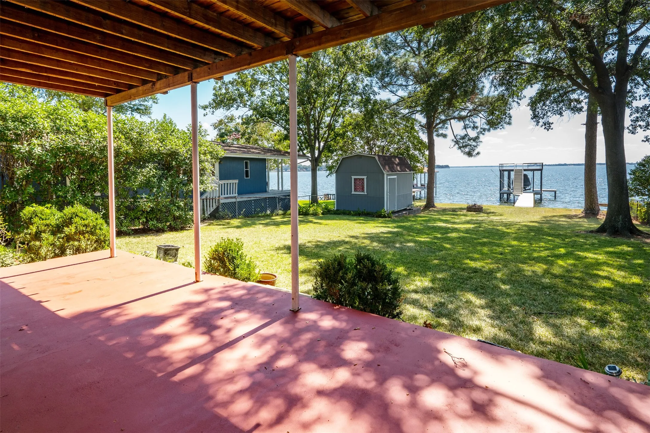 Single Family Residence For Sale in Henderson County , 107 Briarwood Drive, Mabank, Texas 75156, 3 Bedroom, 2 Bathroom, Garage spaces, 1,728 Sqft, built in 1975, mls#21355268, Real Estate Agent in Mabank, Homes For Sale in Henderson county, Homes For Sale in Mabank, Realtor in Mabank Texas, Real Estate Brokerage Independent Realty Texas, Luminita Cordes Realtor