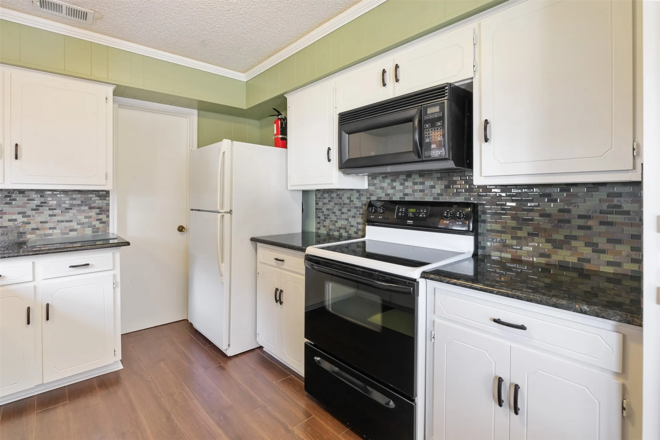 Single Family Residence For Sale in Henderson County , 107 Briarwood Drive, Mabank, Texas 75156, 3 Bedroom, 2 Bathroom, Garage spaces, 1,728 Sqft, built in 1975, mls#21355268, Real Estate Agent in Mabank, Homes For Sale in Henderson county, Homes For Sale in Mabank, Realtor in Mabank Texas, Real Estate Brokerage Independent Realty Texas, Luminita Cordes Realtor
