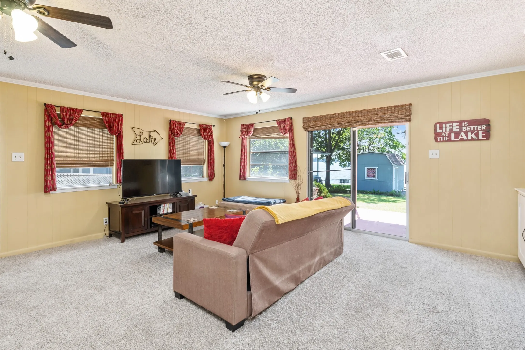 Single Family Residence For Sale in Henderson County , 107 Briarwood Drive, Mabank, Texas 75156, 3 Bedroom, 2 Bathroom, Garage spaces, 1,728 Sqft, built in 1975, mls#21355268, Real Estate Agent in Mabank, Homes For Sale in Henderson county, Homes For Sale in Mabank, Realtor in Mabank Texas, Real Estate Brokerage Independent Realty Texas, Luminita Cordes Realtor