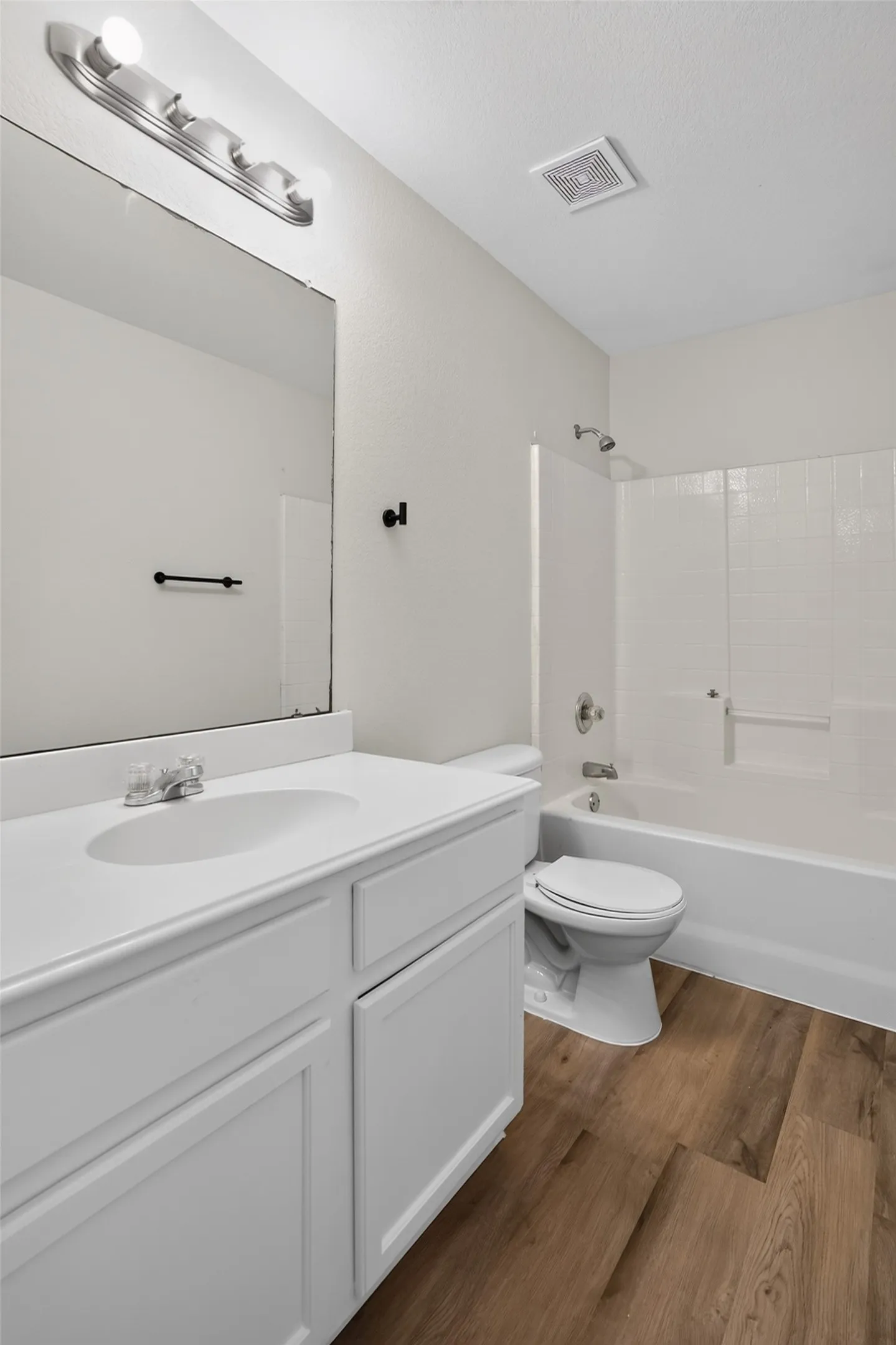 Single Family Residence For Sale in Tarrant County , 419 Murphy Road, Burleson, Texas 76028, 3 Bedroom, 2 Bathroom, 2 Garage spaces, 1,334 Sqft, built in 2004, mls#21353132, Real Estate Agent in Burleson, Homes For Sale in Tarrant county, Homes For Sale in Burleson, Realtor in Burleson Texas, Real Estate Brokerage Independent Realty Texas, Luminita Cordes Realtor