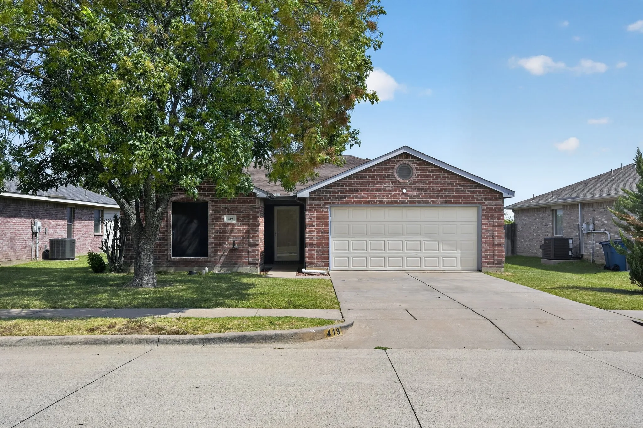 Single Family Residence For Sale in Tarrant County , 419 Murphy Road, Burleson, Texas 76028, 3 Bedroom, 2 Bathroom, 2 Garage spaces, 1,334 Sqft, built in 2004, mls#21353132, Real Estate Agent in Burleson, Homes For Sale in Tarrant county, Homes For Sale in Burleson, Realtor in Burleson Texas, Real Estate Brokerage Independent Realty Texas, Luminita Cordes Realtor