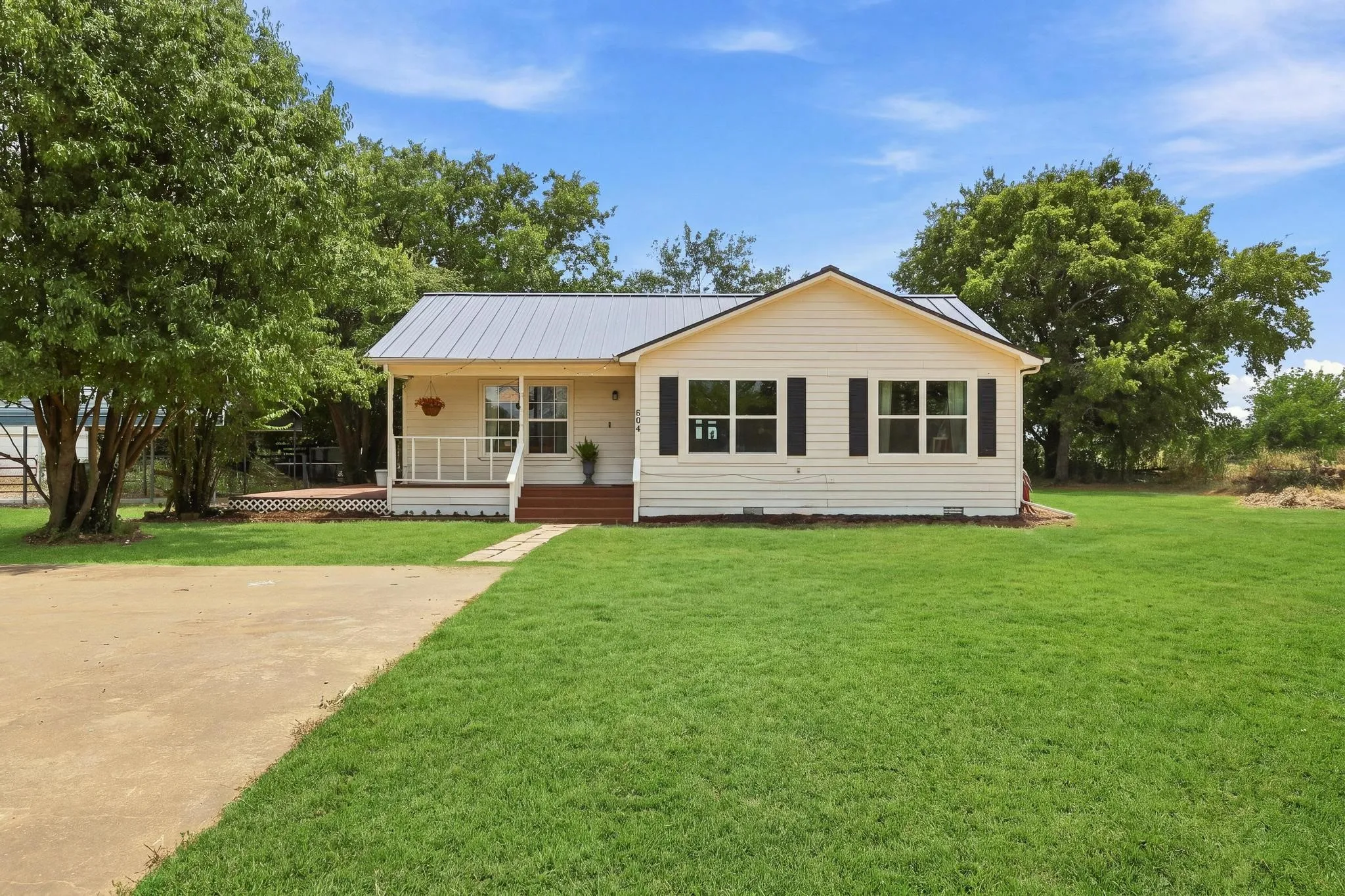 Single Family Residence For Sale in Grayson County , 304 Primrose Lane, Sherman, Texas 75092, 3 Bedroom, 2 Bathroom, Garage spaces, 1,673 Sqft, built in 1982, mls#21349524, Real Estate Agent in Sherman, Homes For Sale in Grayson county, Homes For Sale in Sherman, Realtor in Sherman Texas, Real Estate Brokerage Independent Realty Texas, Luminita Cordes Realtor