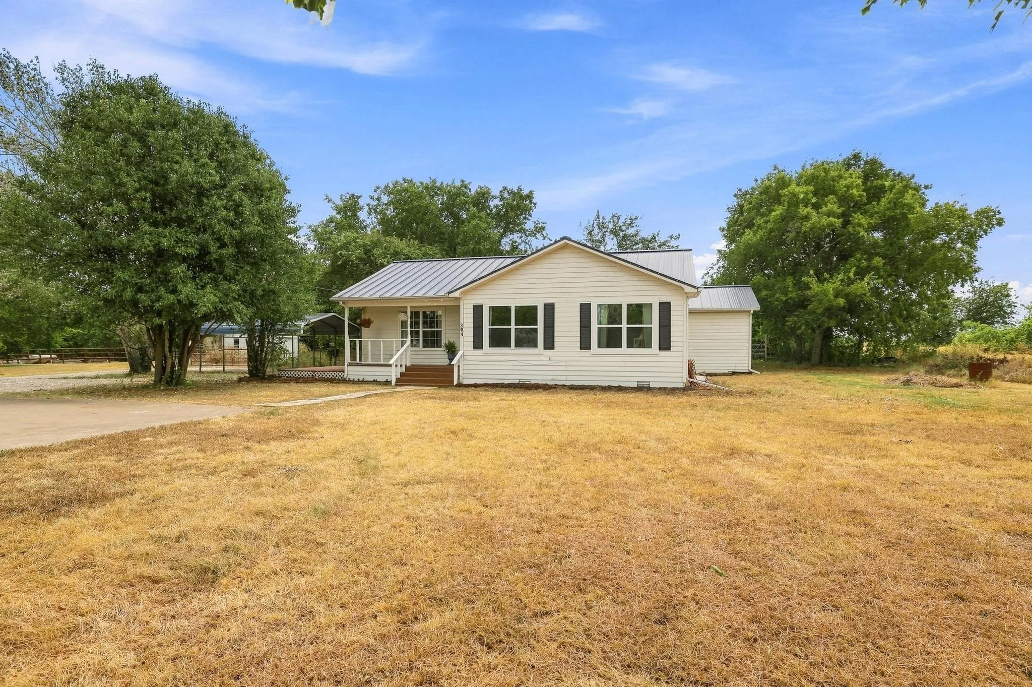 Single Family Residence For Sale in Grayson County , 304 Primrose Lane, Sherman, Texas 75092, 3 Bedroom, 2 Bathroom, Garage spaces, 1,673 Sqft, built in 1982, mls#21349524, Real Estate Agent in Sherman, Homes For Sale in Grayson county, Homes For Sale in Sherman, Realtor in Sherman Texas, Real Estate Brokerage Independent Realty Texas, Luminita Cordes Realtor