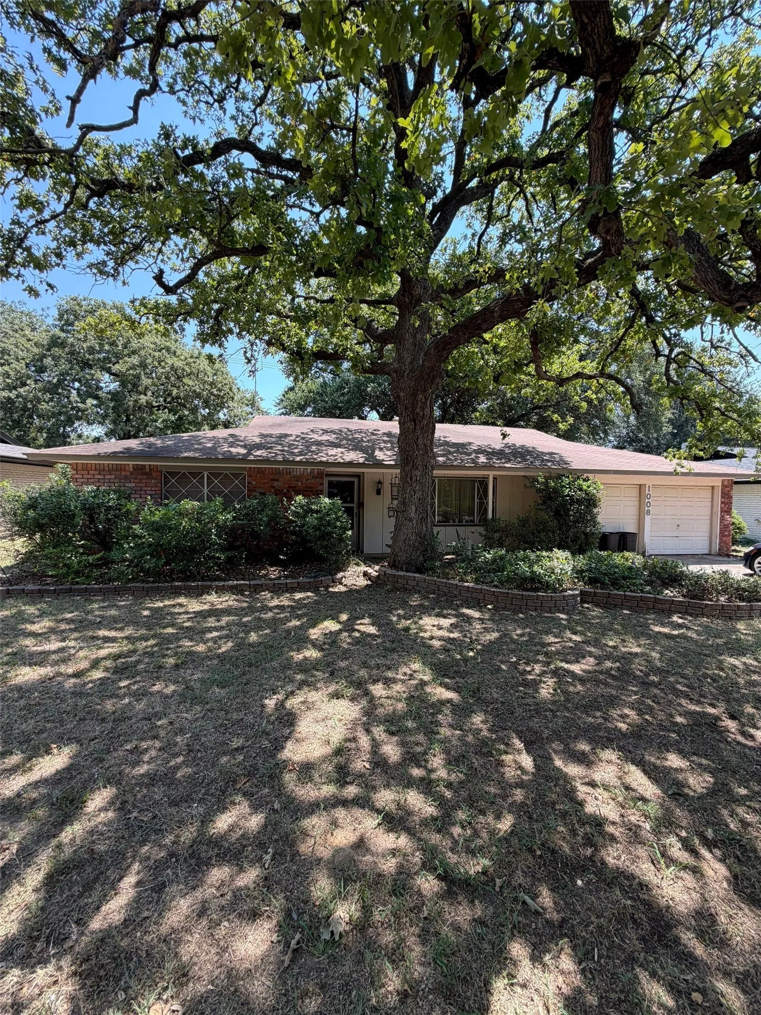 Single Family Residence For Sale in Tarrant County , 1008 Keith Drive, Hurst, Texas 76053, 3 Bedroom, 2 Bathroom, 2 Garage spaces, 1,773 Sqft, built in 1965, mls#21355328, Real Estate Agent in Hurst, Homes For Sale in Tarrant county, Homes For Sale in Hurst, Realtor in Hurst Texas, Real Estate Brokerage Independent Realty Texas, Luminita Cordes Realtor