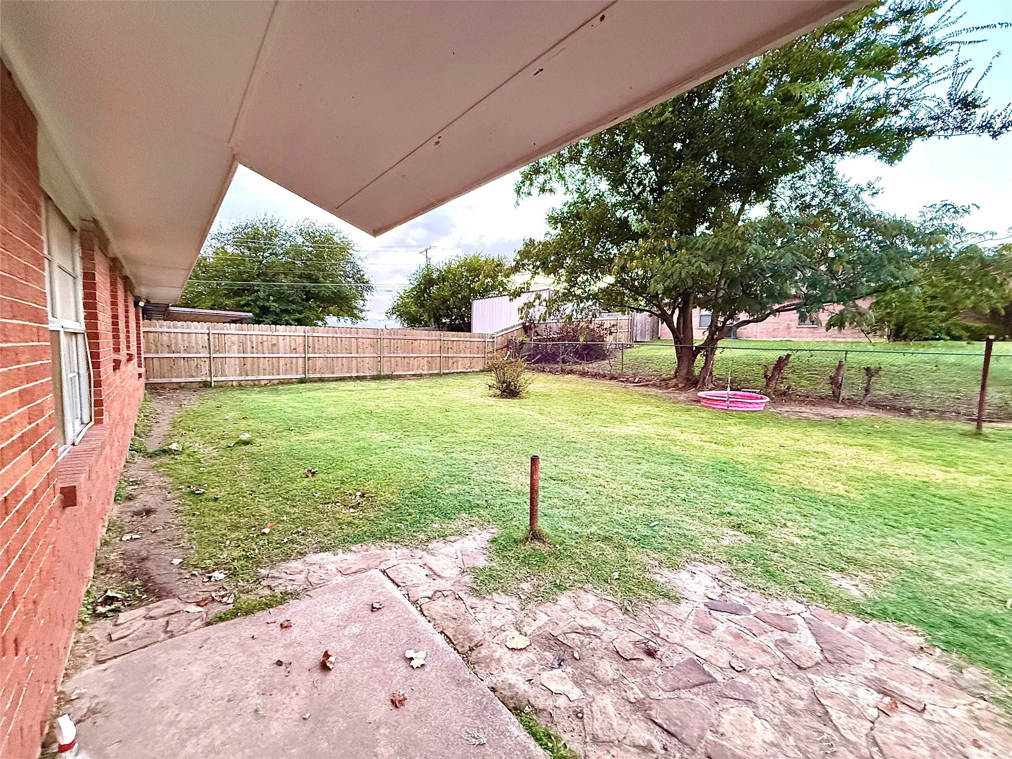 Single Family Residence For Rent in Montague County , 200 Arden Street, Bowie, Texas 76230, 3 Bedroom, 2 Bathroom, 2 Garage spaces, 1,328 Sqft, built in 1970, mls#21355355, Real Estate Agent in Bowie, Homes For Rent in Montague county, Homes For Rent in Bowie, Realtor in Bowie Texas, Real Estate Brokerage Independent Realty Texas, Luminita Cordes Realtor
