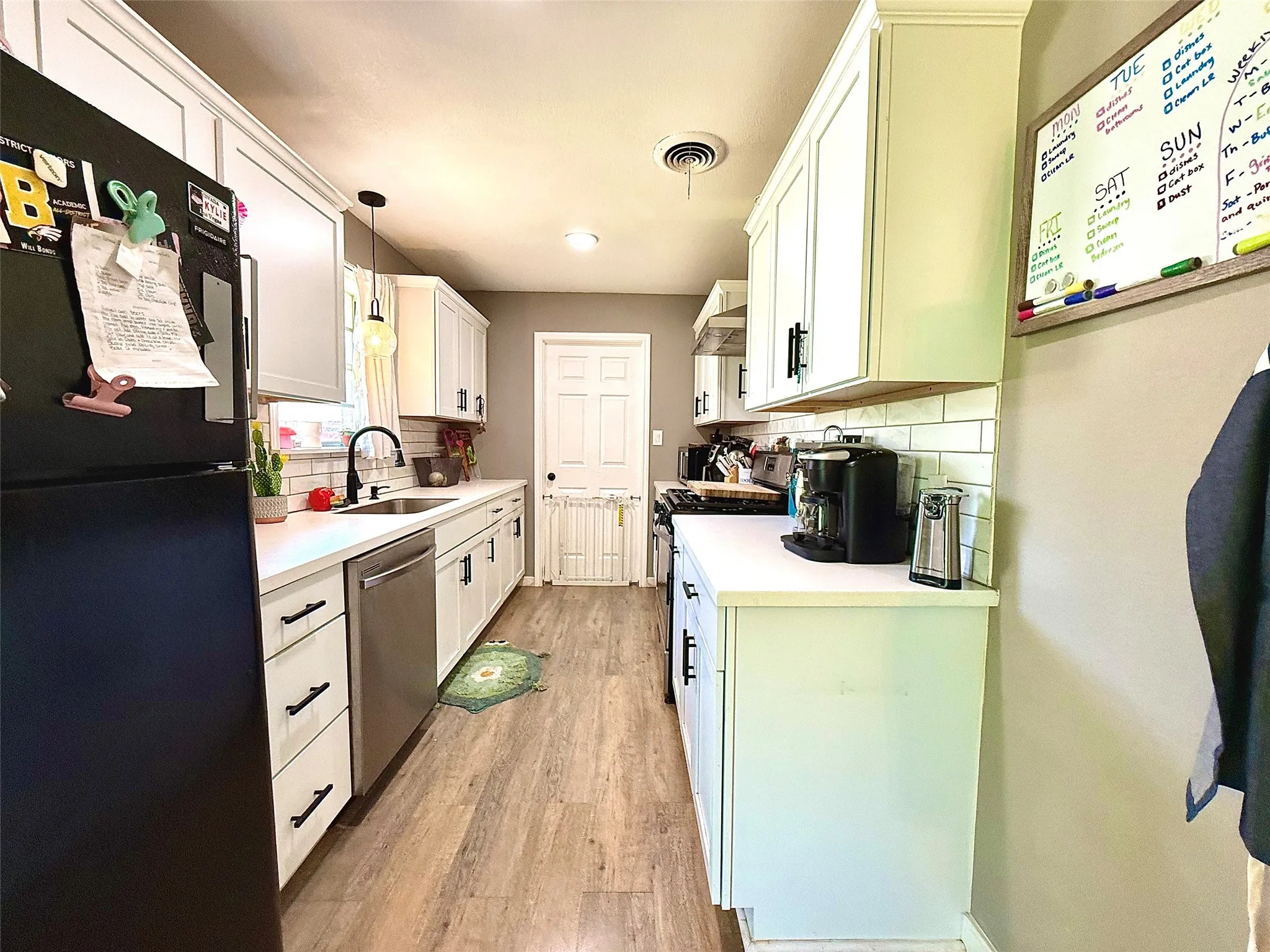 Single Family Residence For Rent in Montague County , 200 Arden Street, Bowie, Texas 76230, 3 Bedroom, 2 Bathroom, 2 Garage spaces, 1,328 Sqft, built in 1970, mls#21355355, Real Estate Agent in Bowie, Homes For Rent in Montague county, Homes For Rent in Bowie, Realtor in Bowie Texas, Real Estate Brokerage Independent Realty Texas, Luminita Cordes Realtor