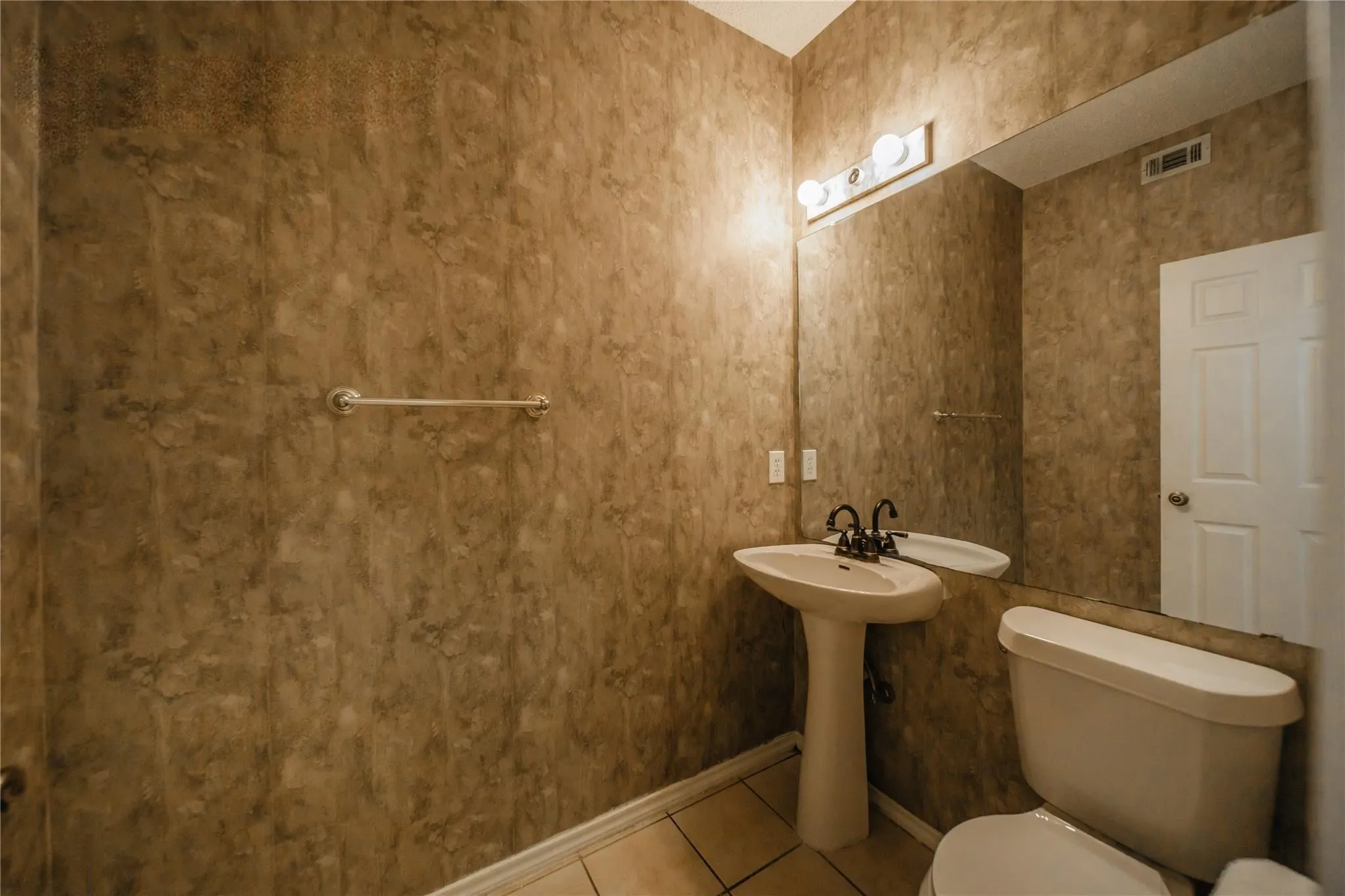 Townhouse For Rent in Collin County , 3325 Devonshire Drive, Plano, Texas 75075, 3 Bedroom, 3 Bathroom, 2 Garage spaces, 1,823 Sqft, built in 1998, mls#21355360, Real Estate Agent in Plano, Homes For Rent in Collin county, Homes For Rent in Plano, Realtor in Plano Texas, Real Estate Brokerage Independent Realty Texas, Luminita Cordes Realtor