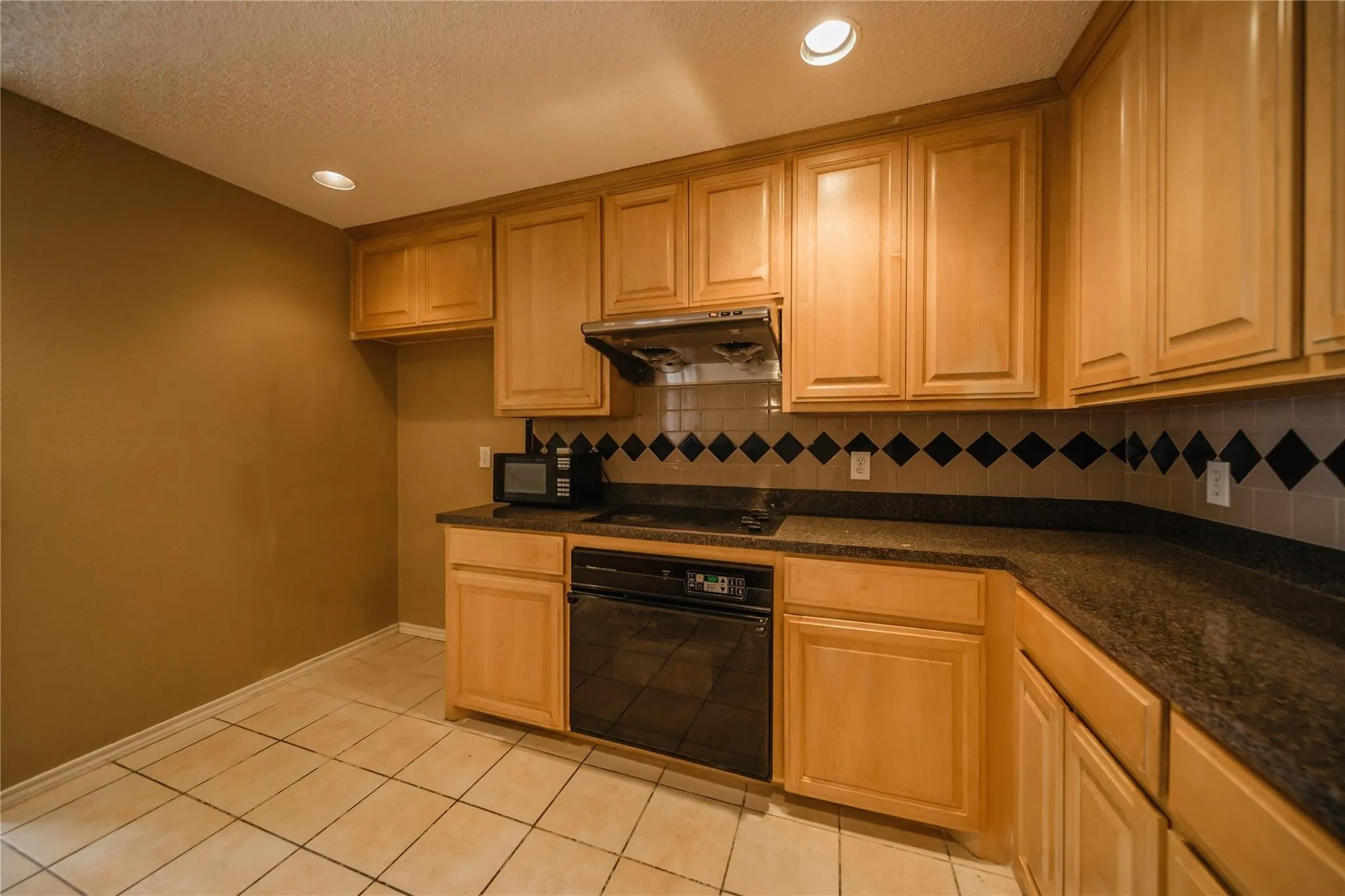 Townhouse For Rent in Collin County , 3325 Devonshire Drive, Plano, Texas 75075, 3 Bedroom, 3 Bathroom, 2 Garage spaces, 1,823 Sqft, built in 1998, mls#21355360, Real Estate Agent in Plano, Homes For Rent in Collin county, Homes For Rent in Plano, Realtor in Plano Texas, Real Estate Brokerage Independent Realty Texas, Luminita Cordes Realtor