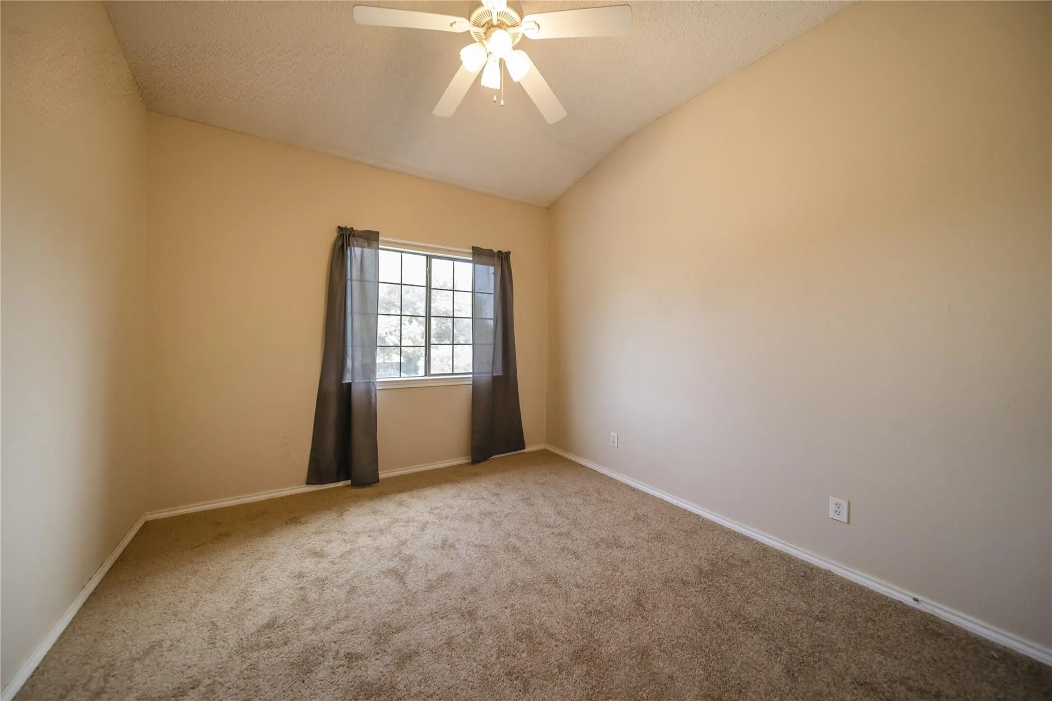Townhouse For Rent in Collin County , 3325 Devonshire Drive, Plano, Texas 75075, 3 Bedroom, 3 Bathroom, 2 Garage spaces, 1,823 Sqft, built in 1998, mls#21355360, Real Estate Agent in Plano, Homes For Rent in Collin county, Homes For Rent in Plano, Realtor in Plano Texas, Real Estate Brokerage Independent Realty Texas, Luminita Cordes Realtor