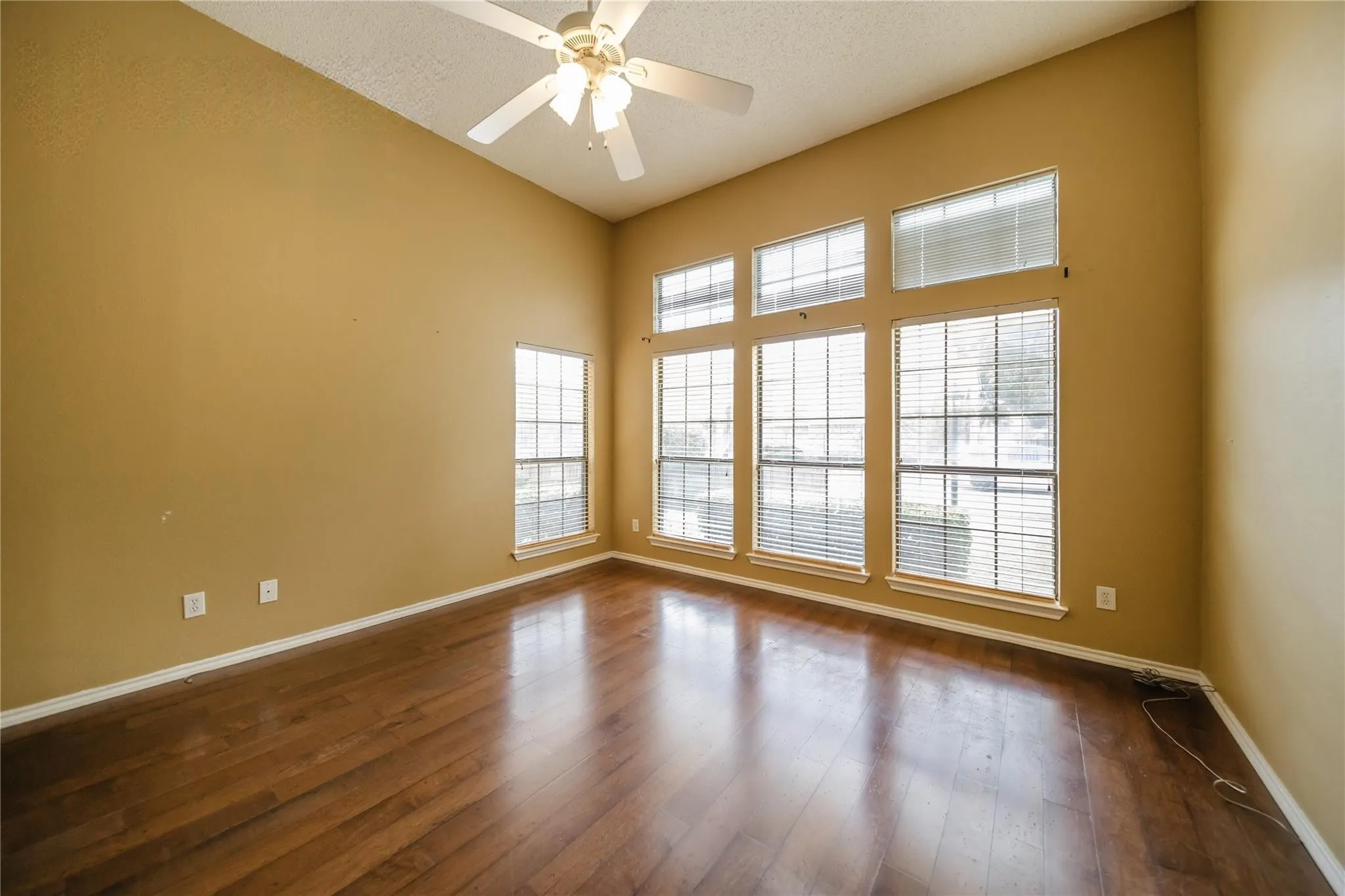 Townhouse For Rent in Collin County , 3325 Devonshire Drive, Plano, Texas 75075, 3 Bedroom, 3 Bathroom, 2 Garage spaces, 1,823 Sqft, built in 1998, mls#21355360, Real Estate Agent in Plano, Homes For Rent in Collin county, Homes For Rent in Plano, Realtor in Plano Texas, Real Estate Brokerage Independent Realty Texas, Luminita Cordes Realtor