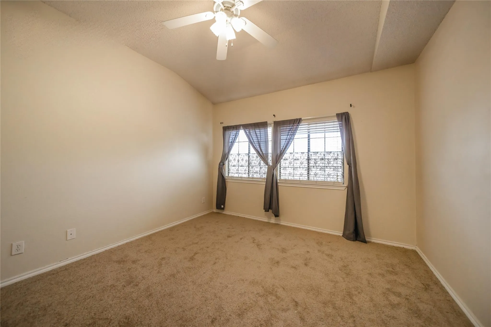 Townhouse For Rent in Collin County , 3325 Devonshire Drive, Plano, Texas 75075, 3 Bedroom, 3 Bathroom, 2 Garage spaces, 1,823 Sqft, built in 1998, mls#21355360, Real Estate Agent in Plano, Homes For Rent in Collin county, Homes For Rent in Plano, Realtor in Plano Texas, Real Estate Brokerage Independent Realty Texas, Luminita Cordes Realtor