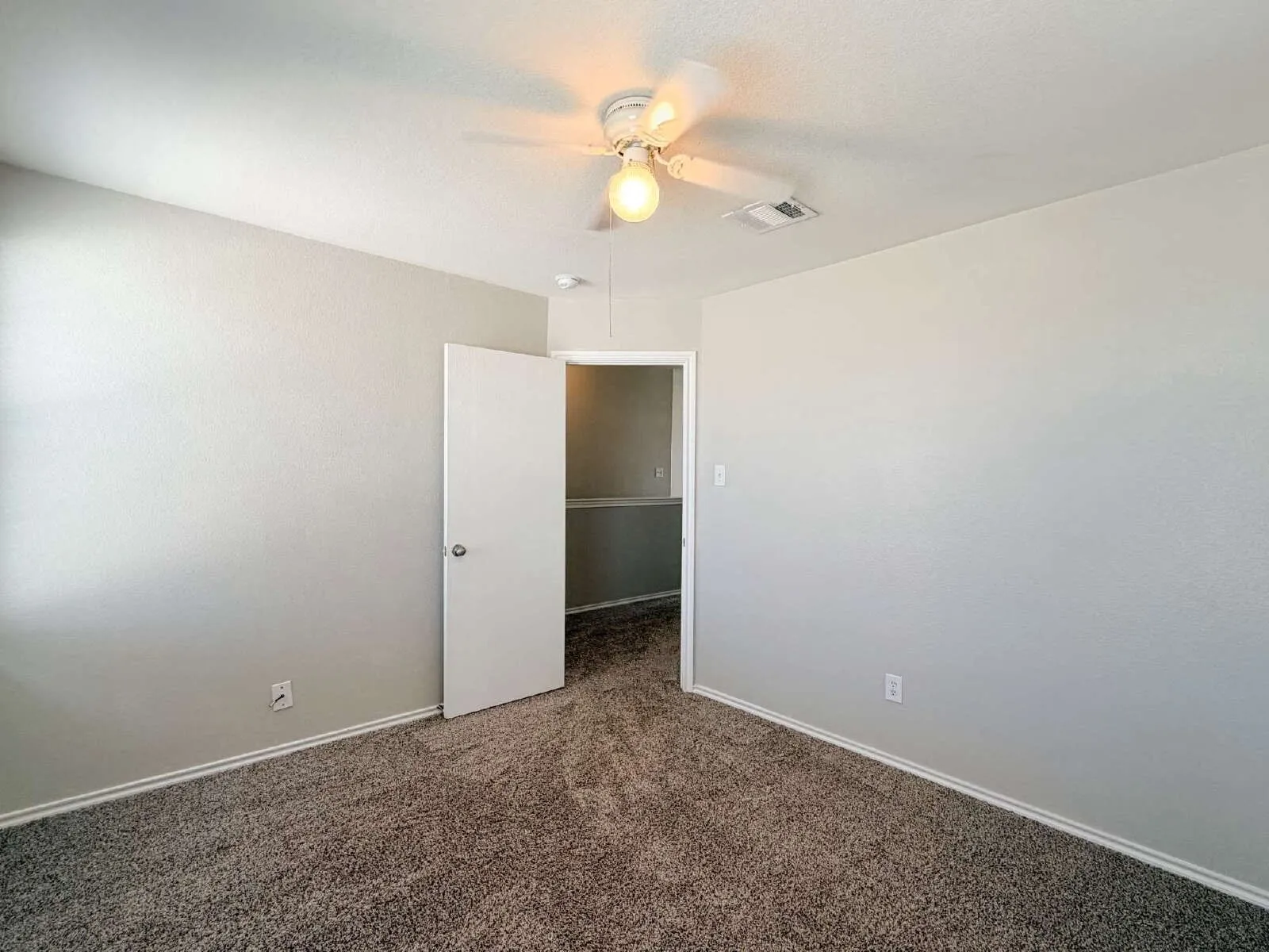 Single Family Residence For Rent in Tarrant County , 670 Horn Street, Crowley, Texas 76036, 4 Bedroom, 2 Bathroom, 2 Garage spaces, 2,296 Sqft, built in 2006, mls#21331851, Real Estate Agent in Crowley, Homes For Rent in Tarrant county, Homes For Rent in Crowley, Realtor in Crowley Texas, Real Estate Brokerage Independent Realty Texas, Luminita Cordes Realtor