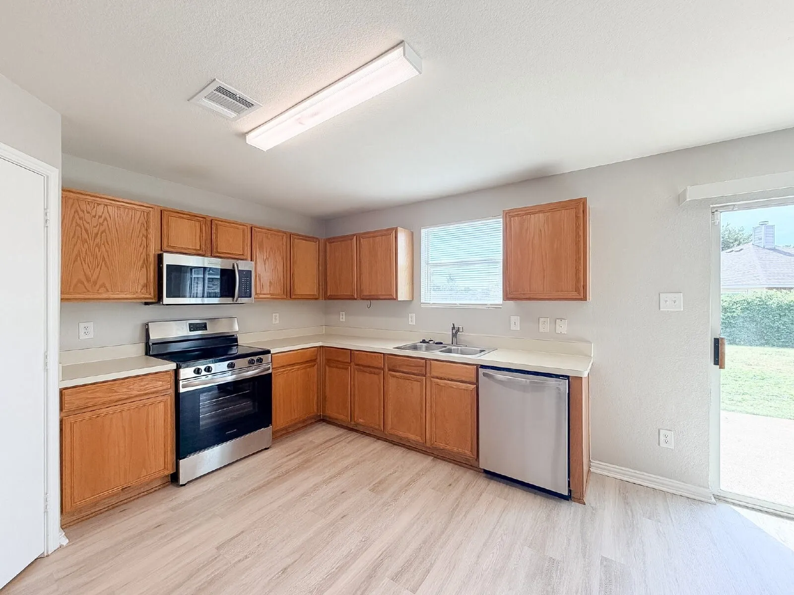 Single Family Residence For Rent in Tarrant County , 670 Horn Street, Crowley, Texas 76036, 4 Bedroom, 2 Bathroom, 2 Garage spaces, 2,296 Sqft, built in 2006, mls#21331851, Real Estate Agent in Crowley, Homes For Rent in Tarrant county, Homes For Rent in Crowley, Realtor in Crowley Texas, Real Estate Brokerage Independent Realty Texas, Luminita Cordes Realtor