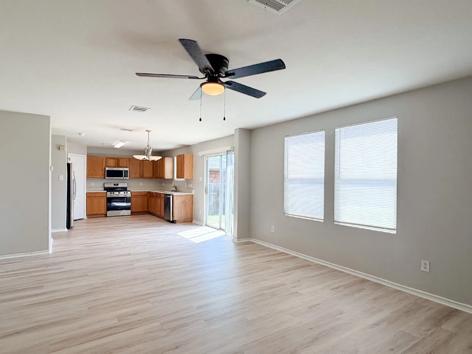 Single Family Residence For Rent in Tarrant County , 670 Horn Street, Crowley, Texas 76036, 4 Bedroom, 2 Bathroom, 2 Garage spaces, 2,296 Sqft, built in 2006, mls#21331851, Real Estate Agent in Crowley, Homes For Rent in Tarrant county, Homes For Rent in Crowley, Realtor in Crowley Texas, Real Estate Brokerage Independent Realty Texas, Luminita Cordes Realtor