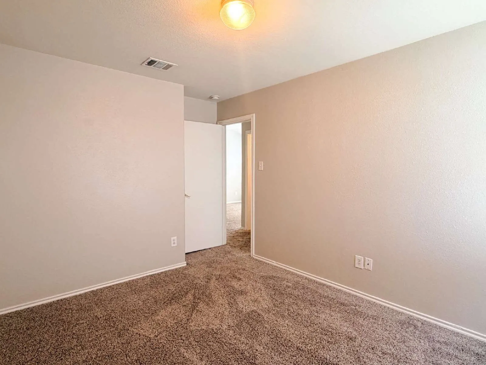 Single Family Residence For Rent in Tarrant County , 670 Horn Street, Crowley, Texas 76036, 4 Bedroom, 2 Bathroom, 2 Garage spaces, 2,296 Sqft, built in 2006, mls#21331851, Real Estate Agent in Crowley, Homes For Rent in Tarrant county, Homes For Rent in Crowley, Realtor in Crowley Texas, Real Estate Brokerage Independent Realty Texas, Luminita Cordes Realtor