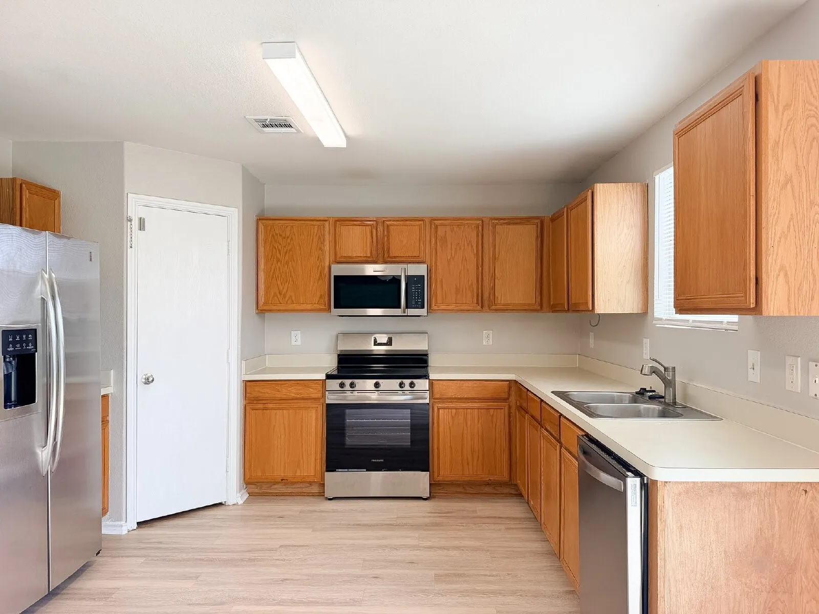 Single Family Residence For Rent in Tarrant County , 670 Horn Street, Crowley, Texas 76036, 4 Bedroom, 2 Bathroom, 2 Garage spaces, 2,296 Sqft, built in 2006, mls#21331851, Real Estate Agent in Crowley, Homes For Rent in Tarrant county, Homes For Rent in Crowley, Realtor in Crowley Texas, Real Estate Brokerage Independent Realty Texas, Luminita Cordes Realtor