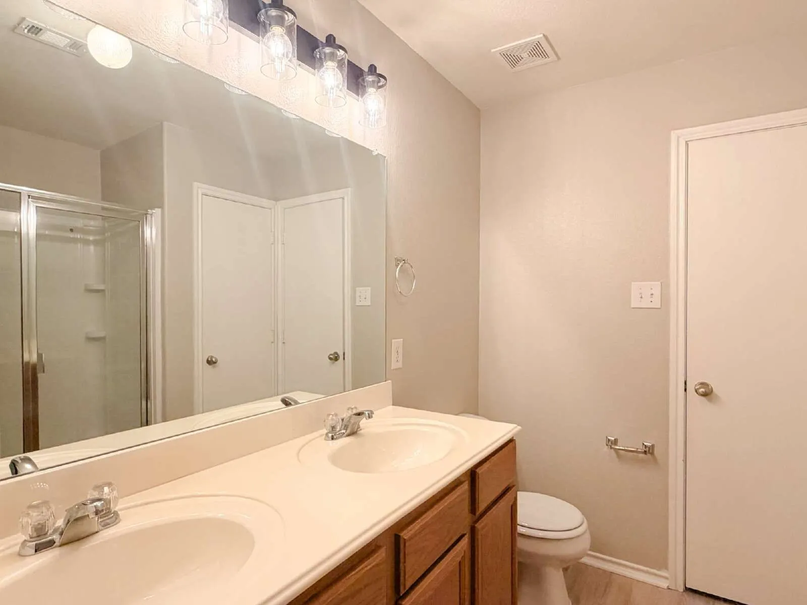 Single Family Residence For Rent in Tarrant County , 670 Horn Street, Crowley, Texas 76036, 4 Bedroom, 2 Bathroom, 2 Garage spaces, 2,296 Sqft, built in 2006, mls#21331851, Real Estate Agent in Crowley, Homes For Rent in Tarrant county, Homes For Rent in Crowley, Realtor in Crowley Texas, Real Estate Brokerage Independent Realty Texas, Luminita Cordes Realtor