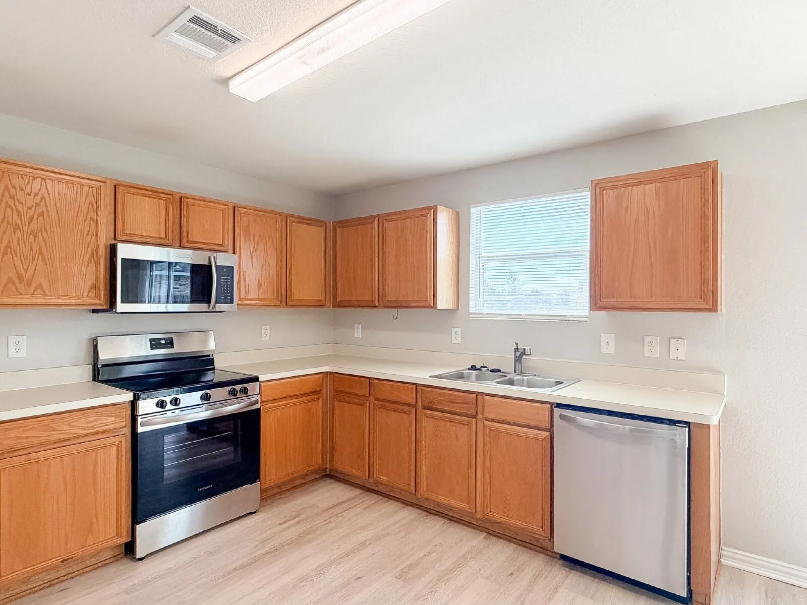 Single Family Residence For Rent in Tarrant County , 670 Horn Street, Crowley, Texas 76036, 4 Bedroom, 2 Bathroom, 2 Garage spaces, 2,296 Sqft, built in 2006, mls#21331851, Real Estate Agent in Crowley, Homes For Rent in Tarrant county, Homes For Rent in Crowley, Realtor in Crowley Texas, Real Estate Brokerage Independent Realty Texas, Luminita Cordes Realtor