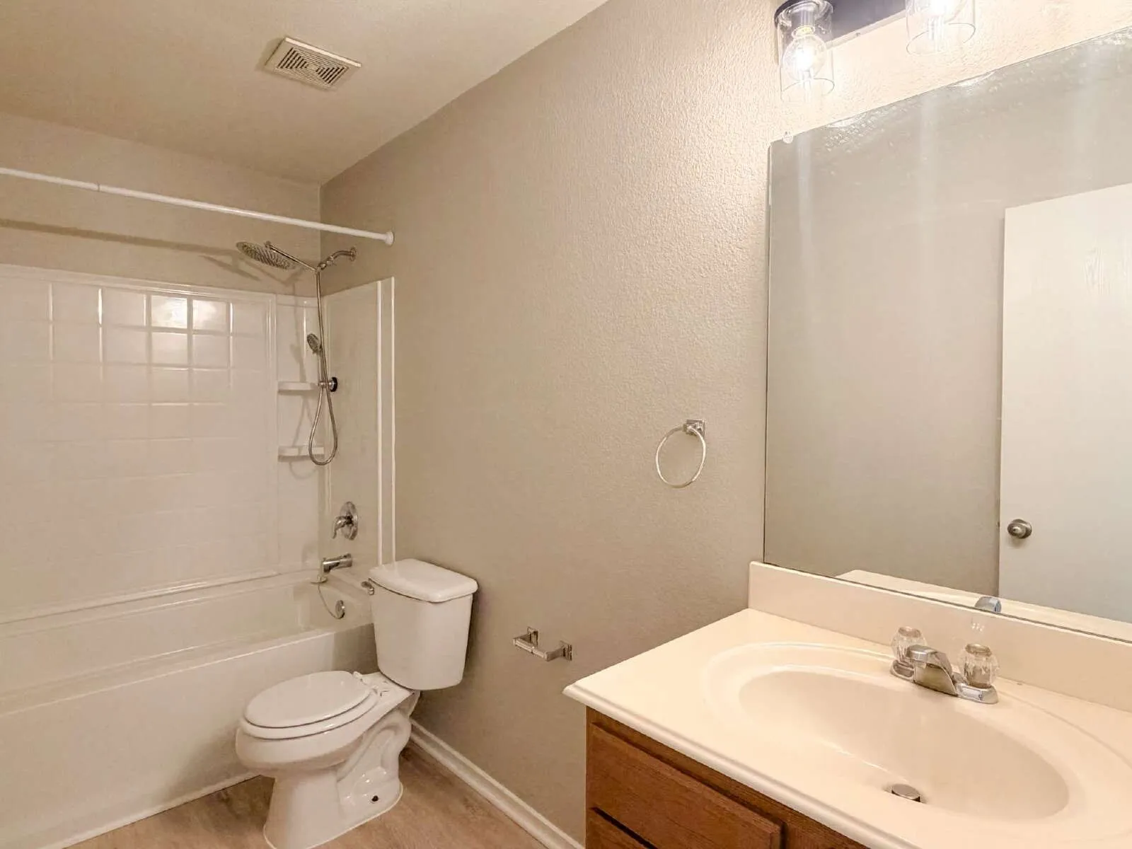 Single Family Residence For Rent in Tarrant County , 670 Horn Street, Crowley, Texas 76036, 4 Bedroom, 2 Bathroom, 2 Garage spaces, 2,296 Sqft, built in 2006, mls#21331851, Real Estate Agent in Crowley, Homes For Rent in Tarrant county, Homes For Rent in Crowley, Realtor in Crowley Texas, Real Estate Brokerage Independent Realty Texas, Luminita Cordes Realtor