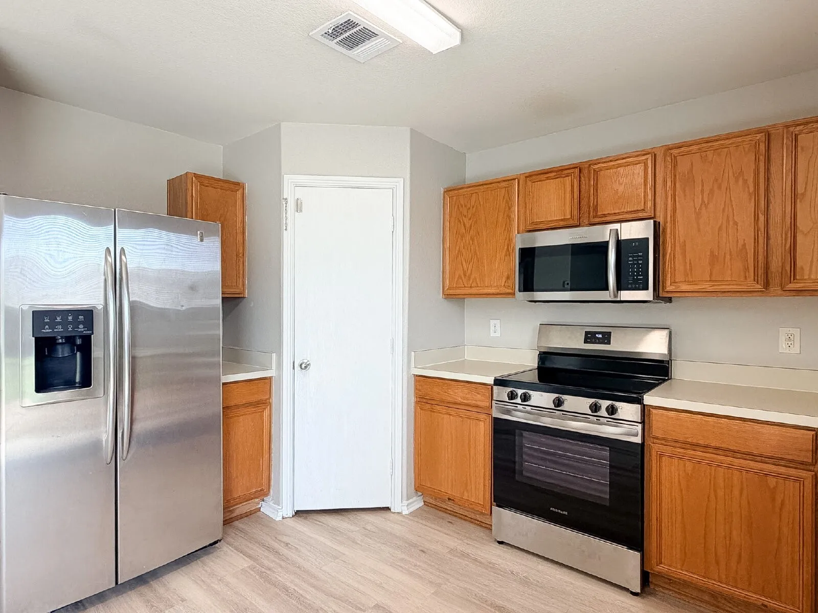 Single Family Residence For Rent in Tarrant County , 670 Horn Street, Crowley, Texas 76036, 4 Bedroom, 2 Bathroom, 2 Garage spaces, 2,296 Sqft, built in 2006, mls#21331851, Real Estate Agent in Crowley, Homes For Rent in Tarrant county, Homes For Rent in Crowley, Realtor in Crowley Texas, Real Estate Brokerage Independent Realty Texas, Luminita Cordes Realtor