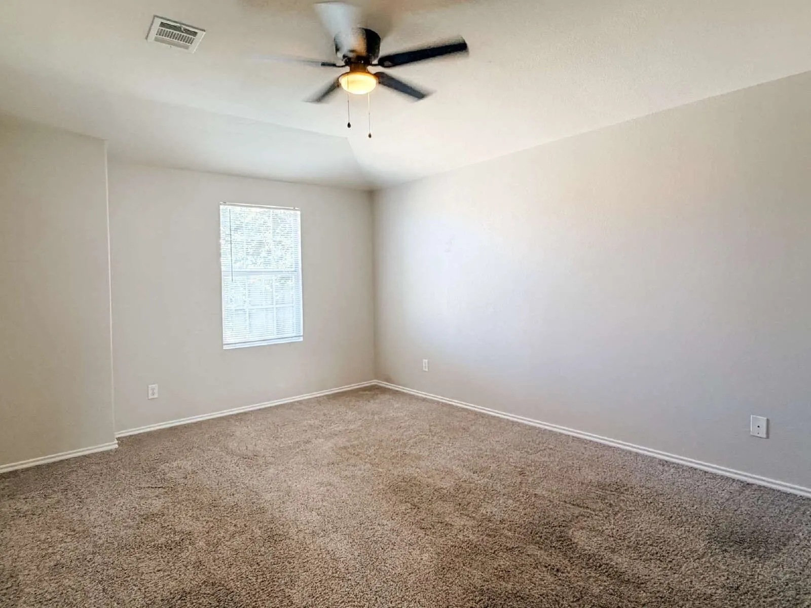 Single Family Residence For Rent in Tarrant County , 670 Horn Street, Crowley, Texas 76036, 4 Bedroom, 2 Bathroom, 2 Garage spaces, 2,296 Sqft, built in 2006, mls#21331851, Real Estate Agent in Crowley, Homes For Rent in Tarrant county, Homes For Rent in Crowley, Realtor in Crowley Texas, Real Estate Brokerage Independent Realty Texas, Luminita Cordes Realtor