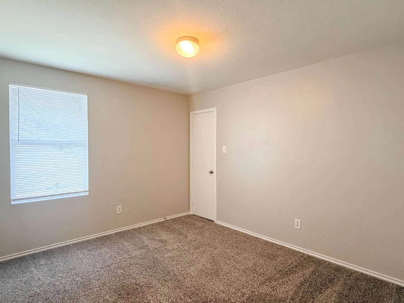 Single Family Residence For Rent in Tarrant County , 670 Horn Street, Crowley, Texas 76036, 4 Bedroom, 2 Bathroom, 2 Garage spaces, 2,296 Sqft, built in 2006, mls#21331851, Real Estate Agent in Crowley, Homes For Rent in Tarrant county, Homes For Rent in Crowley, Realtor in Crowley Texas, Real Estate Brokerage Independent Realty Texas, Luminita Cordes Realtor