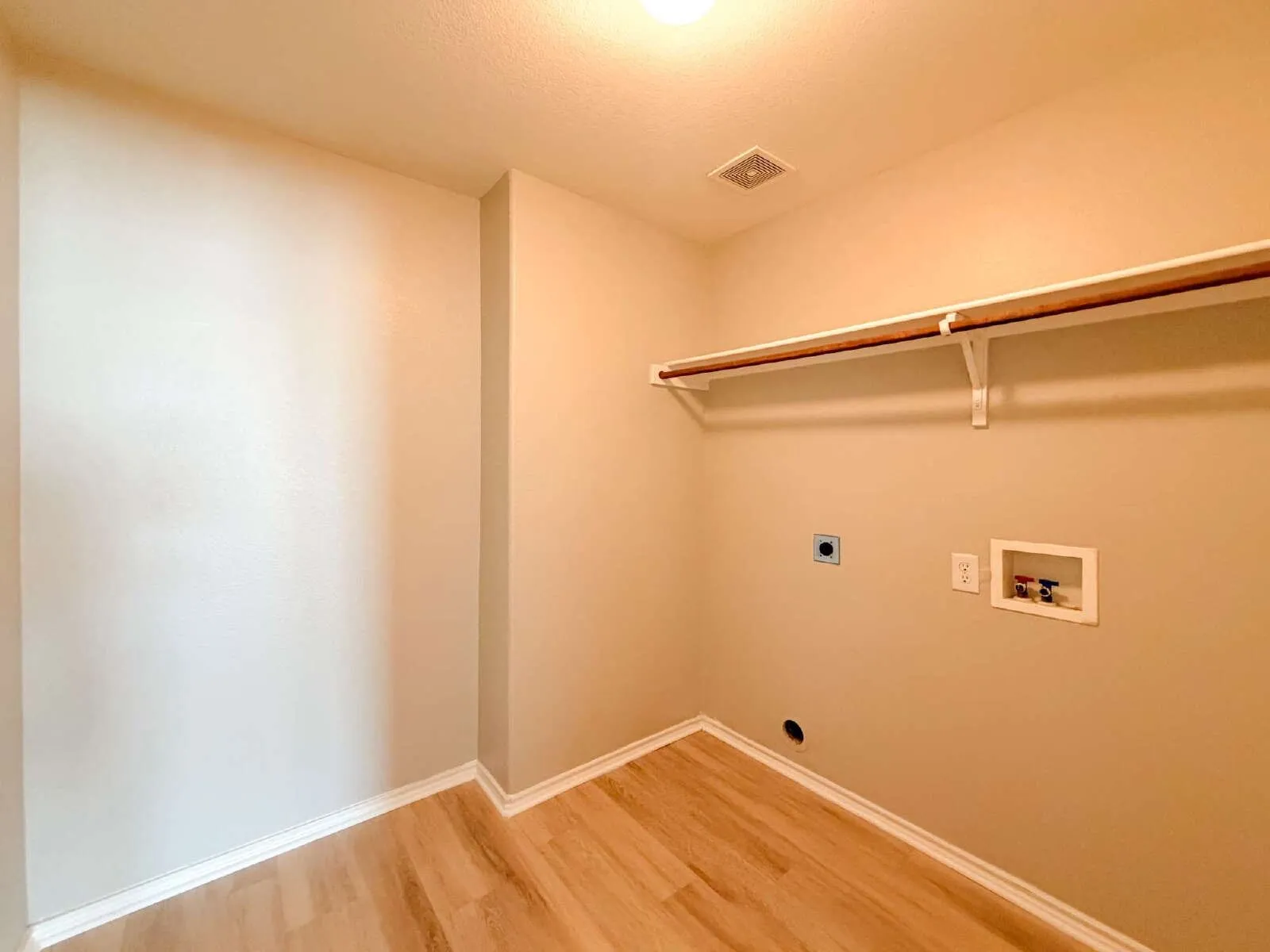 Single Family Residence For Rent in Tarrant County , 670 Horn Street, Crowley, Texas 76036, 4 Bedroom, 2 Bathroom, 2 Garage spaces, 2,296 Sqft, built in 2006, mls#21331851, Real Estate Agent in Crowley, Homes For Rent in Tarrant county, Homes For Rent in Crowley, Realtor in Crowley Texas, Real Estate Brokerage Independent Realty Texas, Luminita Cordes Realtor