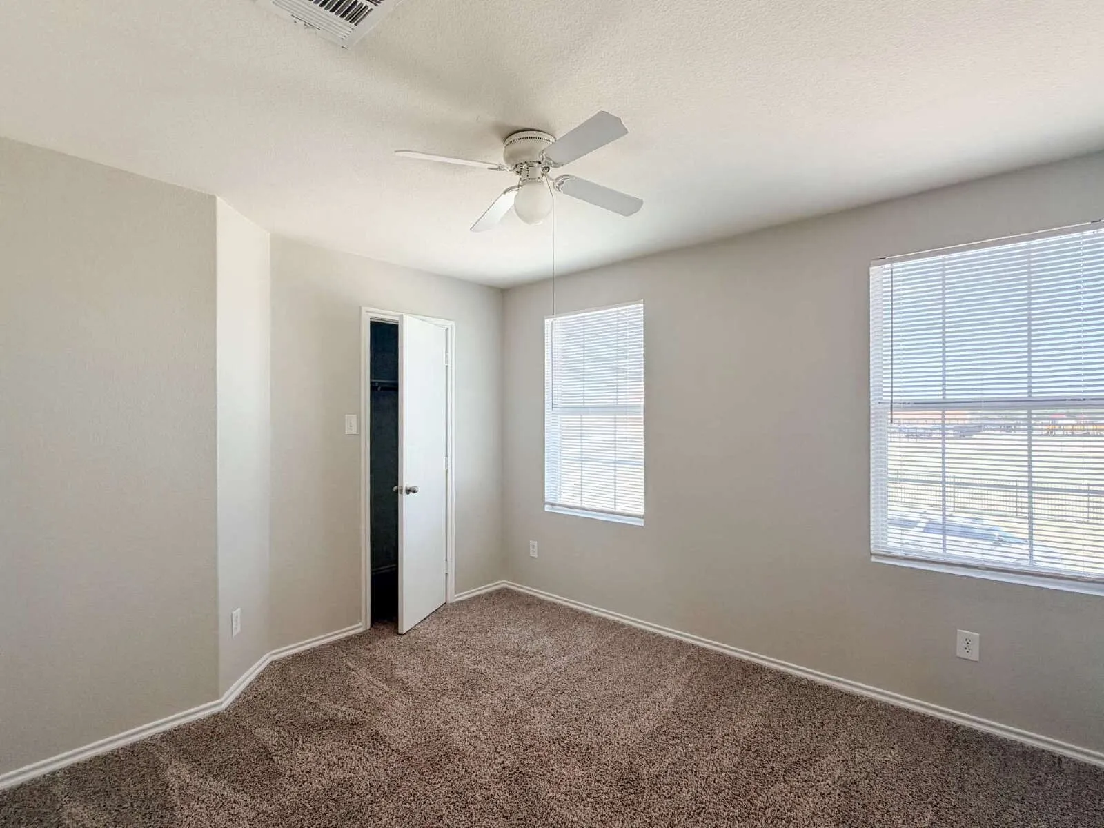 Single Family Residence For Rent in Tarrant County , 670 Horn Street, Crowley, Texas 76036, 4 Bedroom, 2 Bathroom, 2 Garage spaces, 2,296 Sqft, built in 2006, mls#21331851, Real Estate Agent in Crowley, Homes For Rent in Tarrant county, Homes For Rent in Crowley, Realtor in Crowley Texas, Real Estate Brokerage Independent Realty Texas, Luminita Cordes Realtor