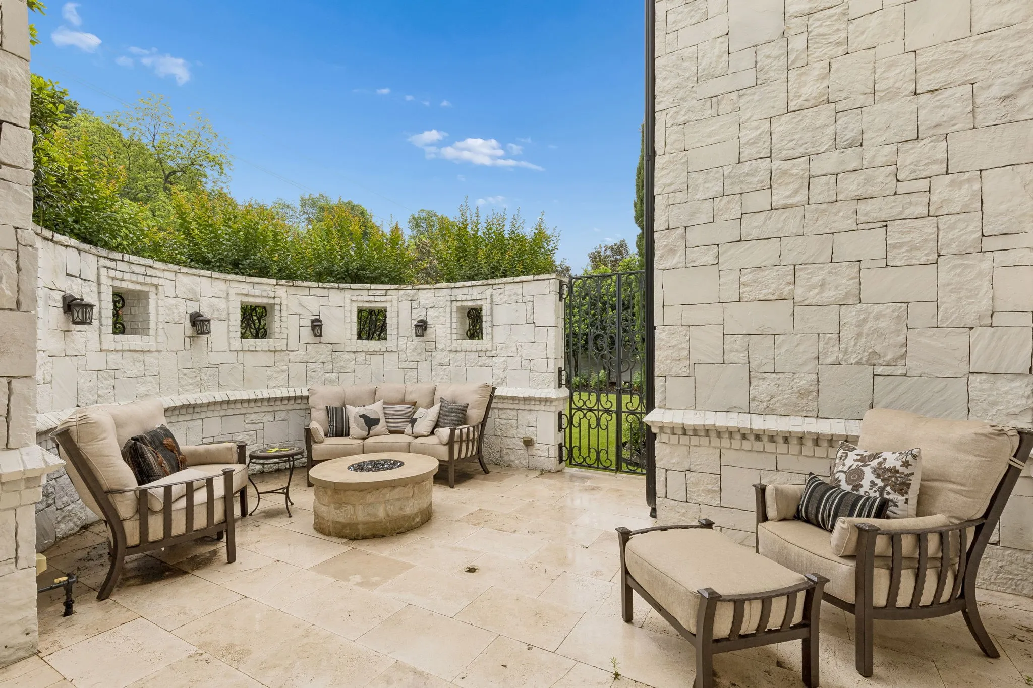 Single Family Residence For Rent in Dallas County , 4511 Watauga Road, Dallas, Texas 75209, 6 Bedrooms, 9 Bathrooms, 4 Garage spaces, 14,131 Sqft, built in 2005, Price $30,000, mls#21354265, Real Estate Agent in Dallas, Homes For Rent in Dallas county, Homes For Rent in Dallas, Realtor in Dallas Texas, Real Estate Brokerage Independent Realty Texas, Luminita Cordes Realtor