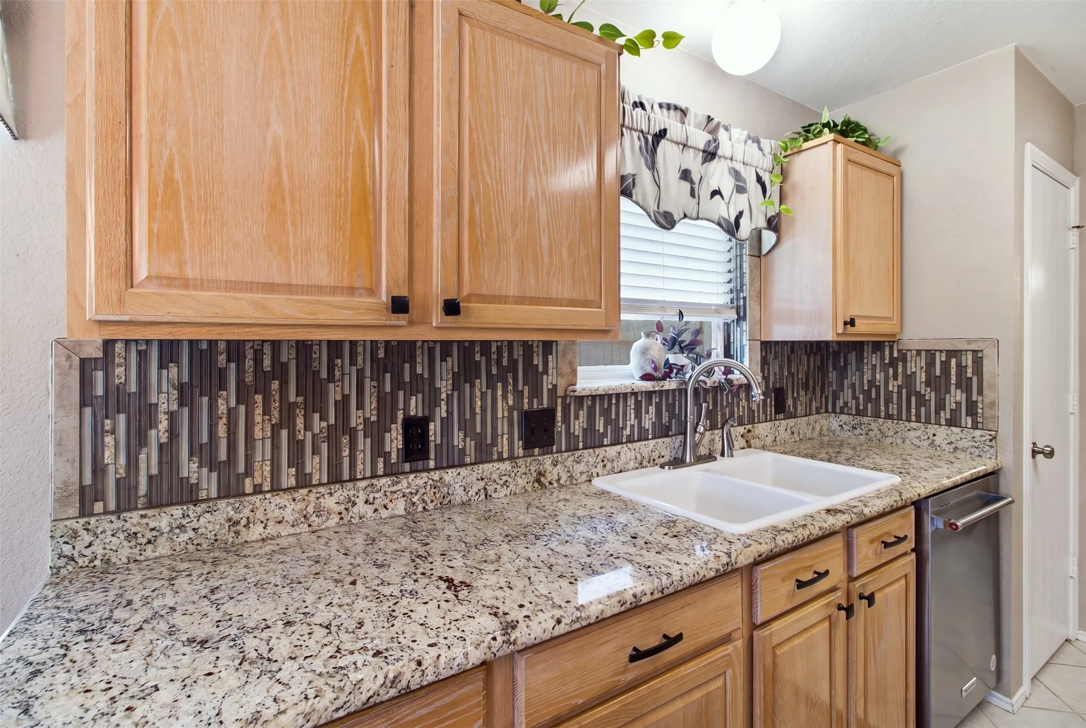 Single Family Residence For Sale in Tarrant County , 8509 Trinity Vista Trail, Fort Worth, Texas 76053, 4 Bedroom, 2 Bathroom, 2 Garage spaces, 2,077 Sqft, built in 2001, mls#21353388, Real Estate Agent in Fort Worth, Homes For Sale in Tarrant county, Homes For Sale in Fort Worth, Realtor in Fort Worth Texas, Real Estate Brokerage Independent Realty Texas, Luminita Cordes Realtor