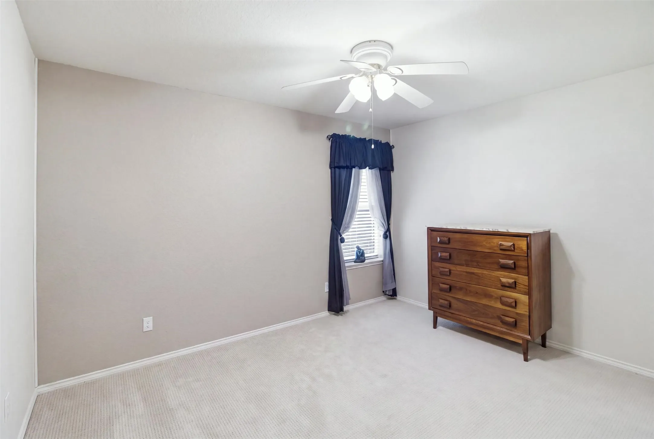Single Family Residence For Sale in Tarrant County , 8509 Trinity Vista Trail, Fort Worth, Texas 76053, 4 Bedroom, 2 Bathroom, 2 Garage spaces, 2,077 Sqft, built in 2001, mls#21353388, Real Estate Agent in Fort Worth, Homes For Sale in Tarrant county, Homes For Sale in Fort Worth, Realtor in Fort Worth Texas, Real Estate Brokerage Independent Realty Texas, Luminita Cordes Realtor