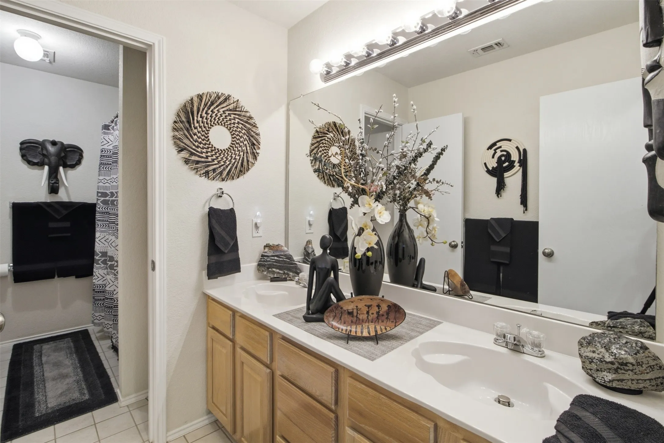 Single Family Residence For Sale in Tarrant County , 8509 Trinity Vista Trail, Fort Worth, Texas 76053, 4 Bedroom, 2 Bathroom, 2 Garage spaces, 2,077 Sqft, built in 2001, mls#21353388, Real Estate Agent in Fort Worth, Homes For Sale in Tarrant county, Homes For Sale in Fort Worth, Realtor in Fort Worth Texas, Real Estate Brokerage Independent Realty Texas, Luminita Cordes Realtor