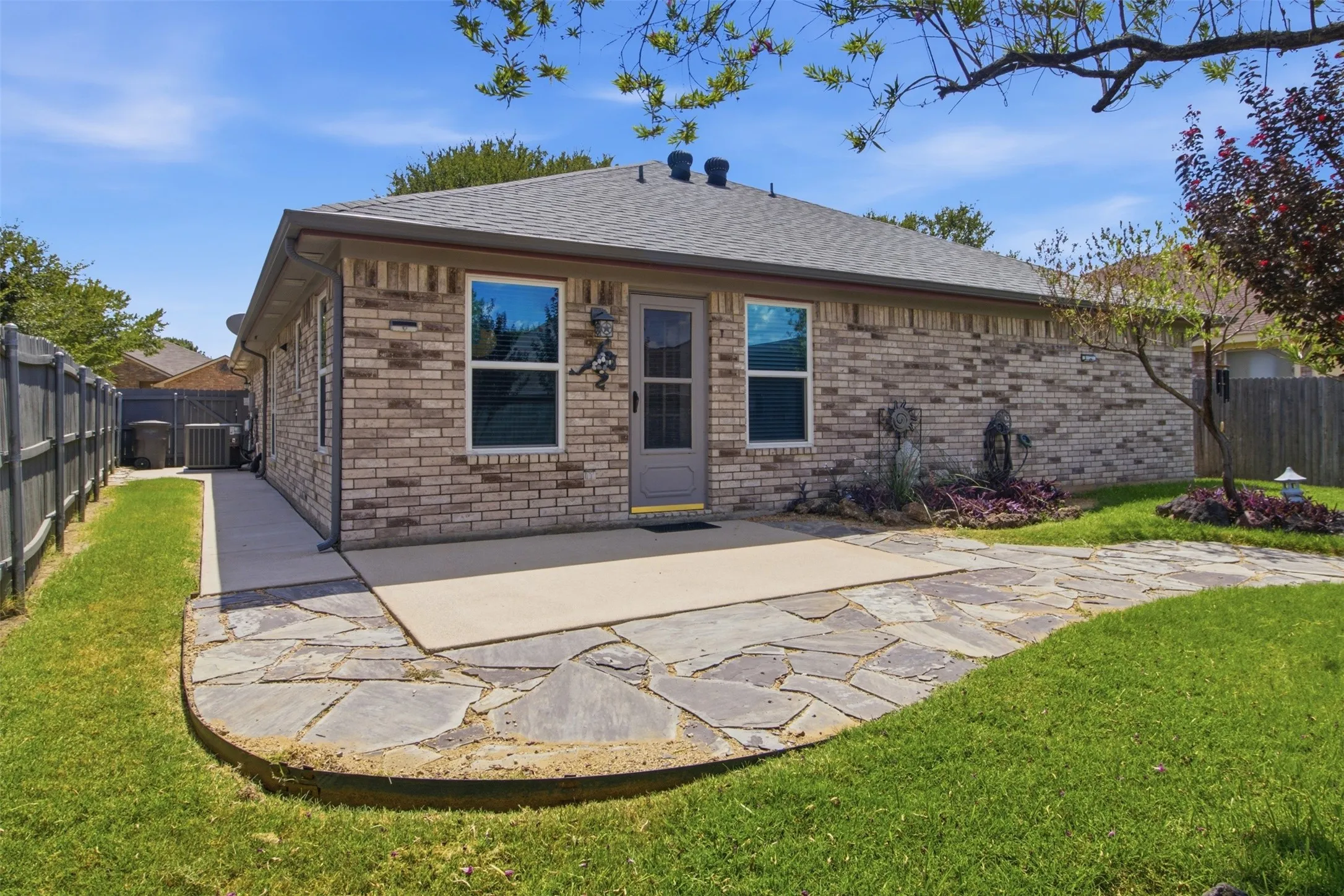 Single Family Residence For Sale in Tarrant County , 8509 Trinity Vista Trail, Fort Worth, Texas 76053, 4 Bedroom, 2 Bathroom, 2 Garage spaces, 2,077 Sqft, built in 2001, mls#21353388, Real Estate Agent in Fort Worth, Homes For Sale in Tarrant county, Homes For Sale in Fort Worth, Realtor in Fort Worth Texas, Real Estate Brokerage Independent Realty Texas, Luminita Cordes Realtor