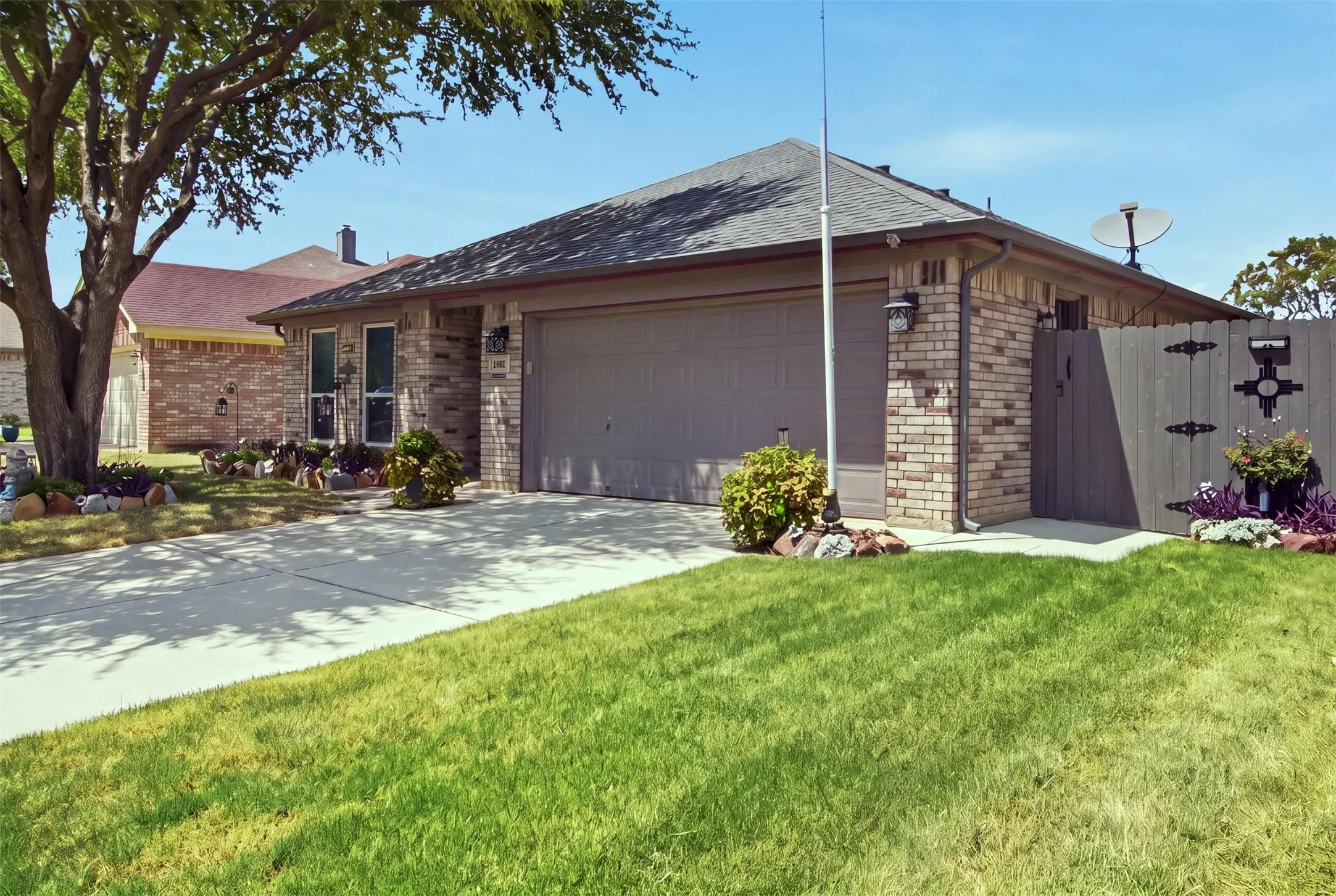 Single Family Residence For Sale in Tarrant County , 8509 Trinity Vista Trail, Fort Worth, Texas 76053, 4 Bedroom, 2 Bathroom, 2 Garage spaces, 2,077 Sqft, built in 2001, mls#21353388, Real Estate Agent in Fort Worth, Homes For Sale in Tarrant county, Homes For Sale in Fort Worth, Realtor in Fort Worth Texas, Real Estate Brokerage Independent Realty Texas, Luminita Cordes Realtor