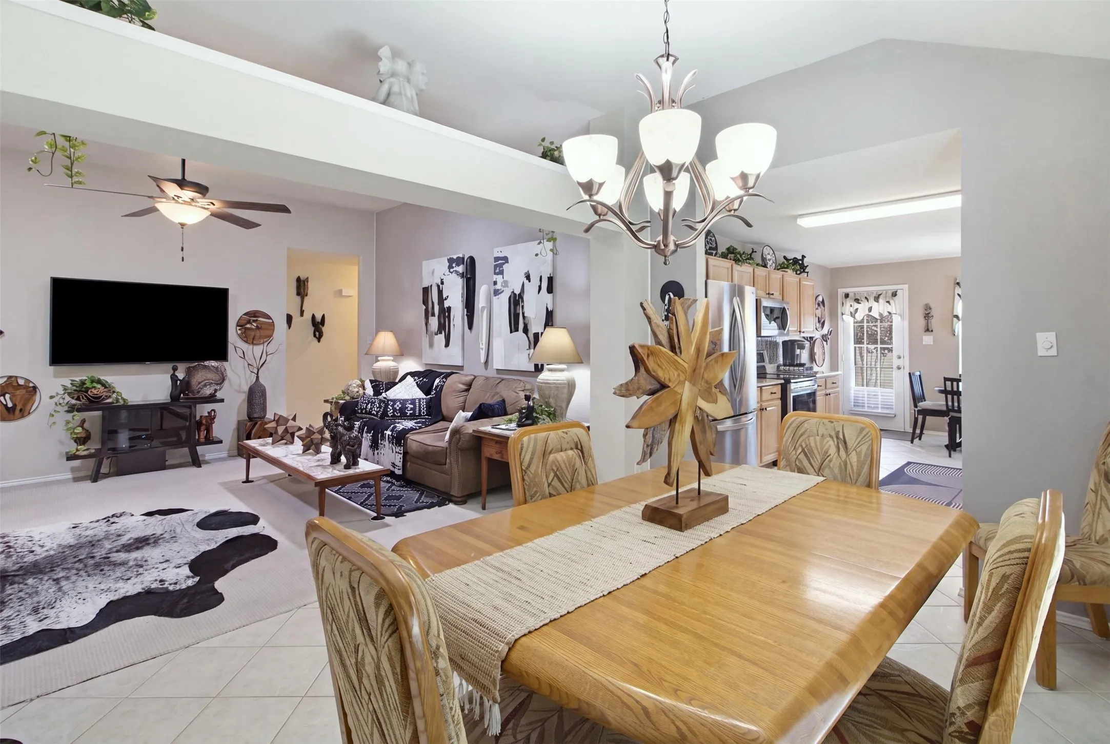 Single Family Residence For Sale in Tarrant County , 8509 Trinity Vista Trail, Fort Worth, Texas 76053, 4 Bedroom, 2 Bathroom, 2 Garage spaces, 2,077 Sqft, built in 2001, mls#21353388, Real Estate Agent in Fort Worth, Homes For Sale in Tarrant county, Homes For Sale in Fort Worth, Realtor in Fort Worth Texas, Real Estate Brokerage Independent Realty Texas, Luminita Cordes Realtor