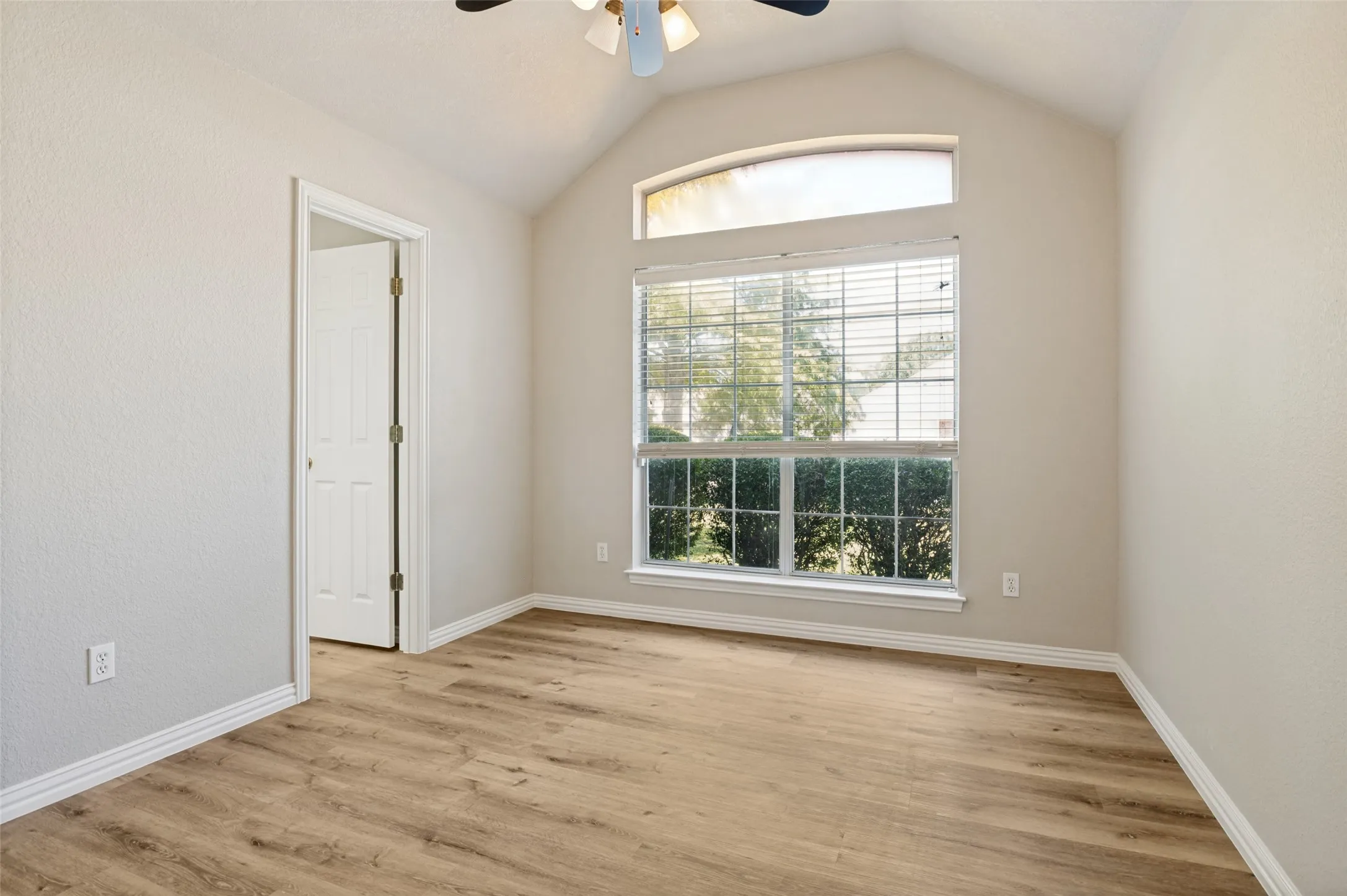 Single Family Residence For Sale in Tarrant County , 1708 Meadow Crest Lane, Mansfield, Texas 76063, 4 Bedroom, 3 Bathroom, 2 Garage spaces, 2,352 Sqft, built in 1996, mls#21328257, Real Estate Agent in Mansfield, Homes For Sale in Tarrant county, Homes For Sale in Mansfield, Realtor in Mansfield Texas, Real Estate Brokerage Independent Realty Texas, Luminita Cordes Realtor