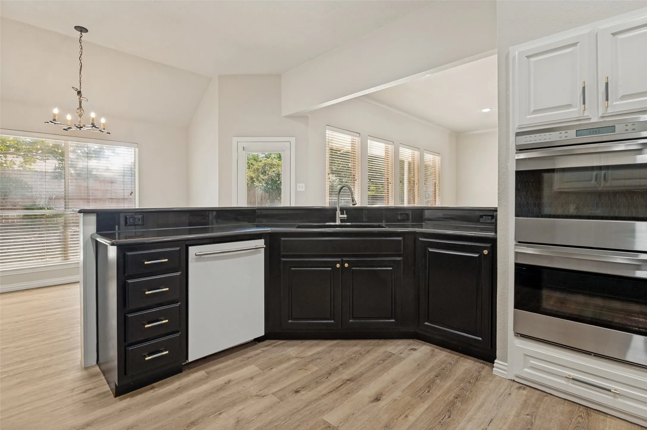 Single Family Residence For Sale in Tarrant County , 1708 Meadow Crest Lane, Mansfield, Texas 76063, 4 Bedroom, 3 Bathroom, 2 Garage spaces, 2,352 Sqft, built in 1996, mls#21328257, Real Estate Agent in Mansfield, Homes For Sale in Tarrant county, Homes For Sale in Mansfield, Realtor in Mansfield Texas, Real Estate Brokerage Independent Realty Texas, Luminita Cordes Realtor