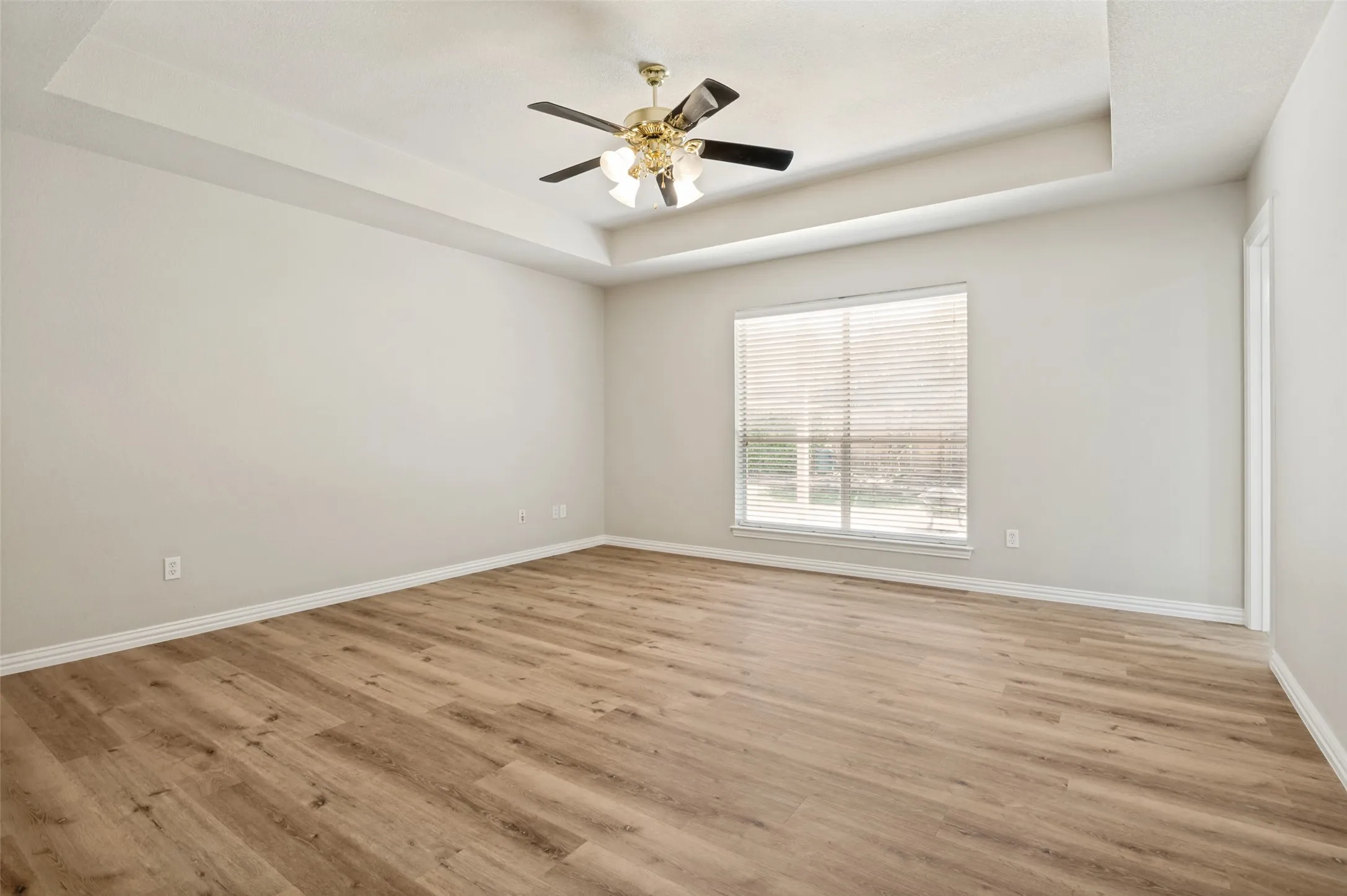 Single Family Residence For Sale in Tarrant County , 1708 Meadow Crest Lane, Mansfield, Texas 76063, 4 Bedroom, 3 Bathroom, 2 Garage spaces, 2,352 Sqft, built in 1996, mls#21328257, Real Estate Agent in Mansfield, Homes For Sale in Tarrant county, Homes For Sale in Mansfield, Realtor in Mansfield Texas, Real Estate Brokerage Independent Realty Texas, Luminita Cordes Realtor