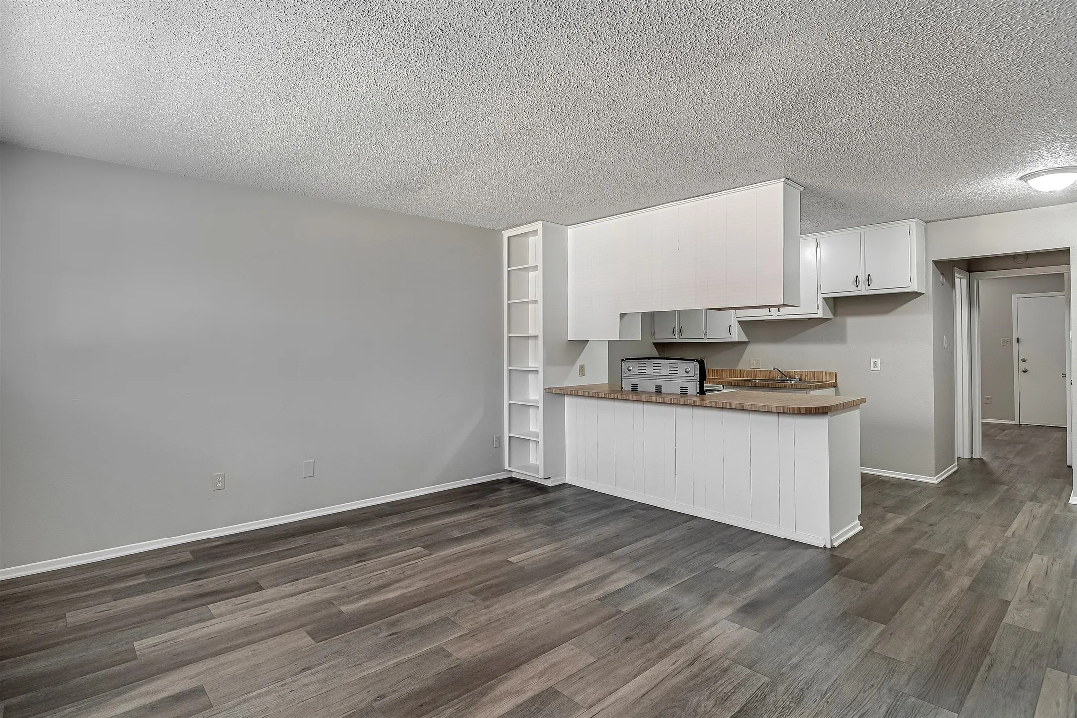 Apartment For Rent in Johnson County , 1709 Short Street B, Cleburne, Texas 76033, 1 Bedroom, 1 Bathroom, Garage spaces, 675 Sqft, built in 1980, mls#21355274, Real Estate Agent in Cleburne, Homes For Rent in Johnson county, Homes For Rent in Cleburne, Realtor in Cleburne Texas, Real Estate Brokerage Independent Realty Texas, Luminita Cordes Realtor