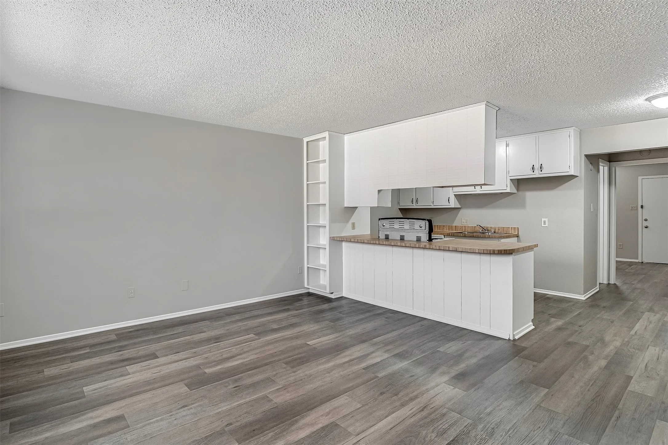 Apartment For Rent in Johnson County , 1709 Short Street B, Cleburne, Texas 76033, 1 Bedroom, 1 Bathroom, Garage spaces, 675 Sqft, built in 1980, mls#21355274, Real Estate Agent in Cleburne, Homes For Rent in Johnson county, Homes For Rent in Cleburne, Realtor in Cleburne Texas, Real Estate Brokerage Independent Realty Texas, Luminita Cordes Realtor