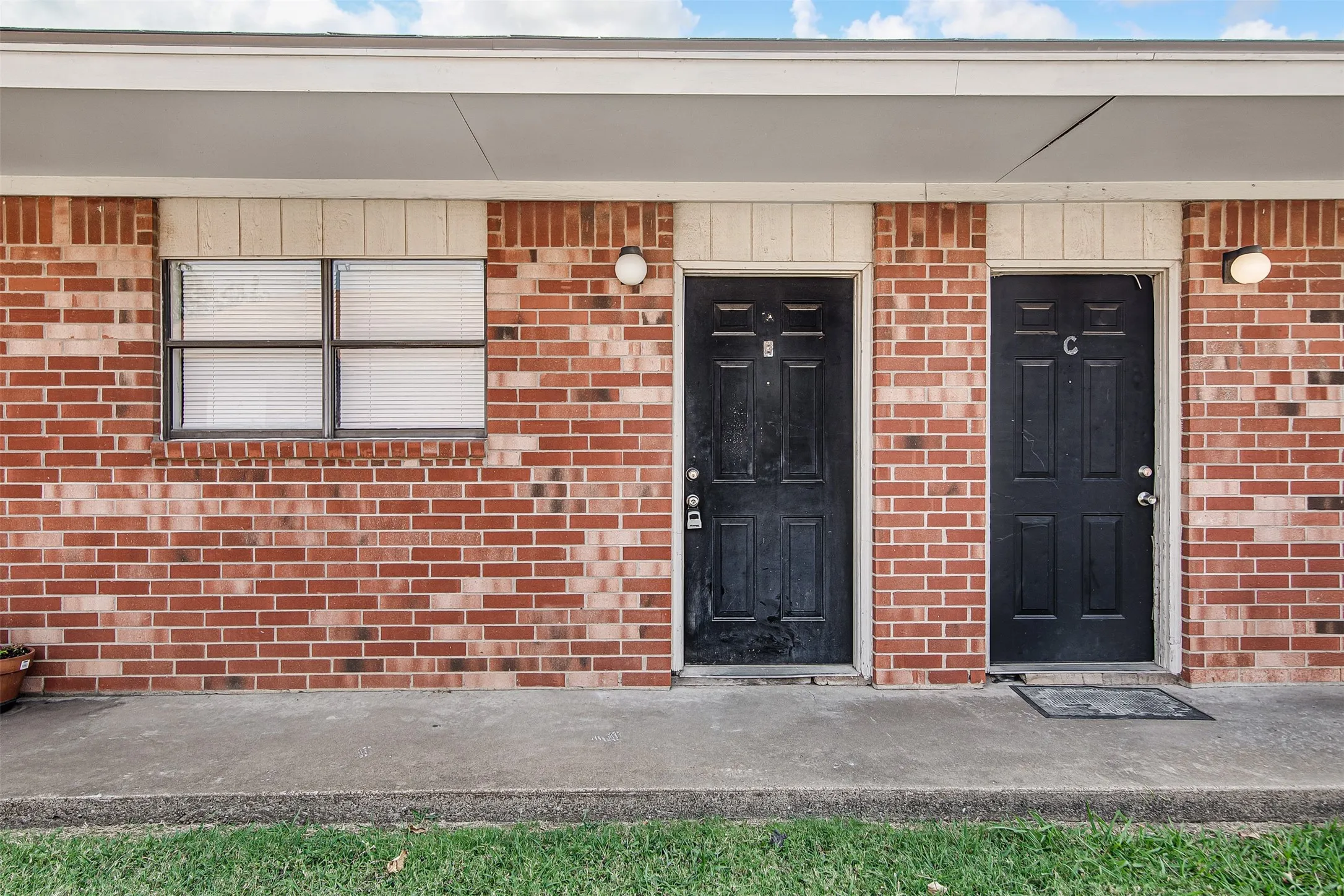 Apartment For Rent in Johnson County , 1709 Short Street B, Cleburne, Texas 76033, 1 Bedroom, 1 Bathroom, Garage spaces, 675 Sqft, built in 1980, mls#21355274, Real Estate Agent in Cleburne, Homes For Rent in Johnson county, Homes For Rent in Cleburne, Realtor in Cleburne Texas, Real Estate Brokerage Independent Realty Texas, Luminita Cordes Realtor