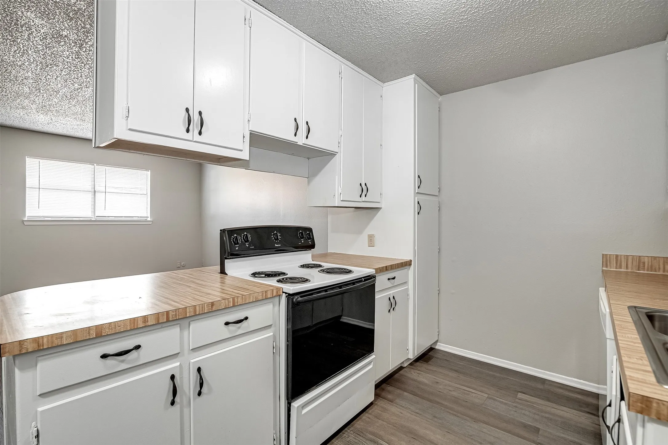 Apartment For Rent in Johnson County , 1709 Short Street B, Cleburne, Texas 76033, 1 Bedroom, 1 Bathroom, Garage spaces, 675 Sqft, built in 1980, mls#21355274, Real Estate Agent in Cleburne, Homes For Rent in Johnson county, Homes For Rent in Cleburne, Realtor in Cleburne Texas, Real Estate Brokerage Independent Realty Texas, Luminita Cordes Realtor