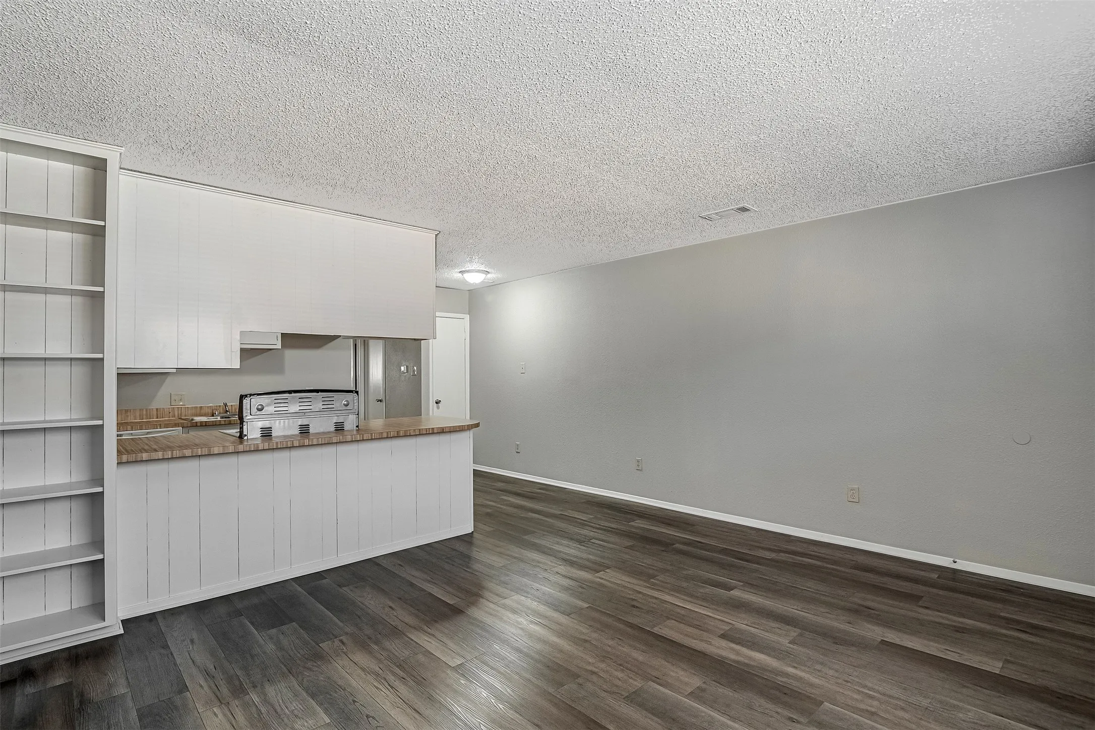 Apartment For Rent in Johnson County , 1709 Short Street B, Cleburne, Texas 76033, 1 Bedroom, 1 Bathroom, Garage spaces, 675 Sqft, built in 1980, mls#21355274, Real Estate Agent in Cleburne, Homes For Rent in Johnson county, Homes For Rent in Cleburne, Realtor in Cleburne Texas, Real Estate Brokerage Independent Realty Texas, Luminita Cordes Realtor