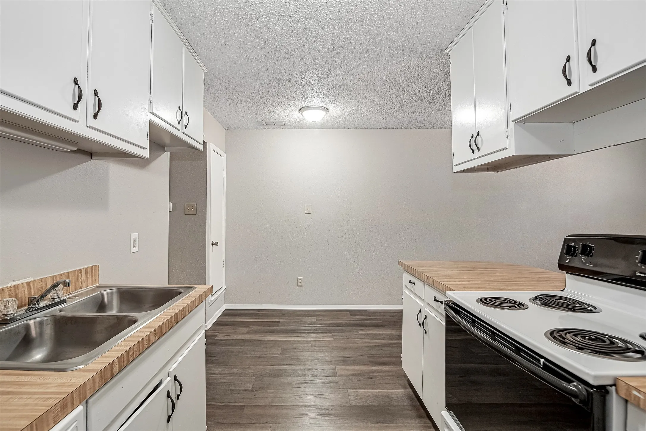 Apartment For Rent in Johnson County , 1709 Short Street B, Cleburne, Texas 76033, 1 Bedroom, 1 Bathroom, Garage spaces, 675 Sqft, built in 1980, mls#21355274, Real Estate Agent in Cleburne, Homes For Rent in Johnson county, Homes For Rent in Cleburne, Realtor in Cleburne Texas, Real Estate Brokerage Independent Realty Texas, Luminita Cordes Realtor