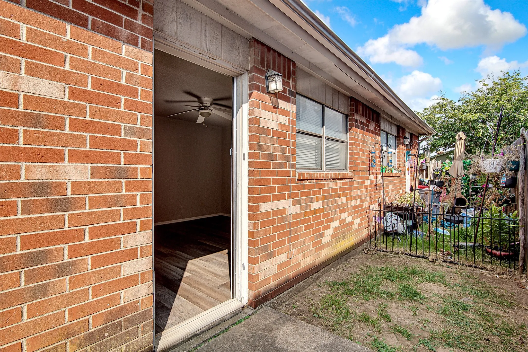 Apartment For Rent in Johnson County , 1709 Short Street B, Cleburne, Texas 76033, 1 Bedroom, 1 Bathroom, Garage spaces, 675 Sqft, built in 1980, mls#21355274, Real Estate Agent in Cleburne, Homes For Rent in Johnson county, Homes For Rent in Cleburne, Realtor in Cleburne Texas, Real Estate Brokerage Independent Realty Texas, Luminita Cordes Realtor