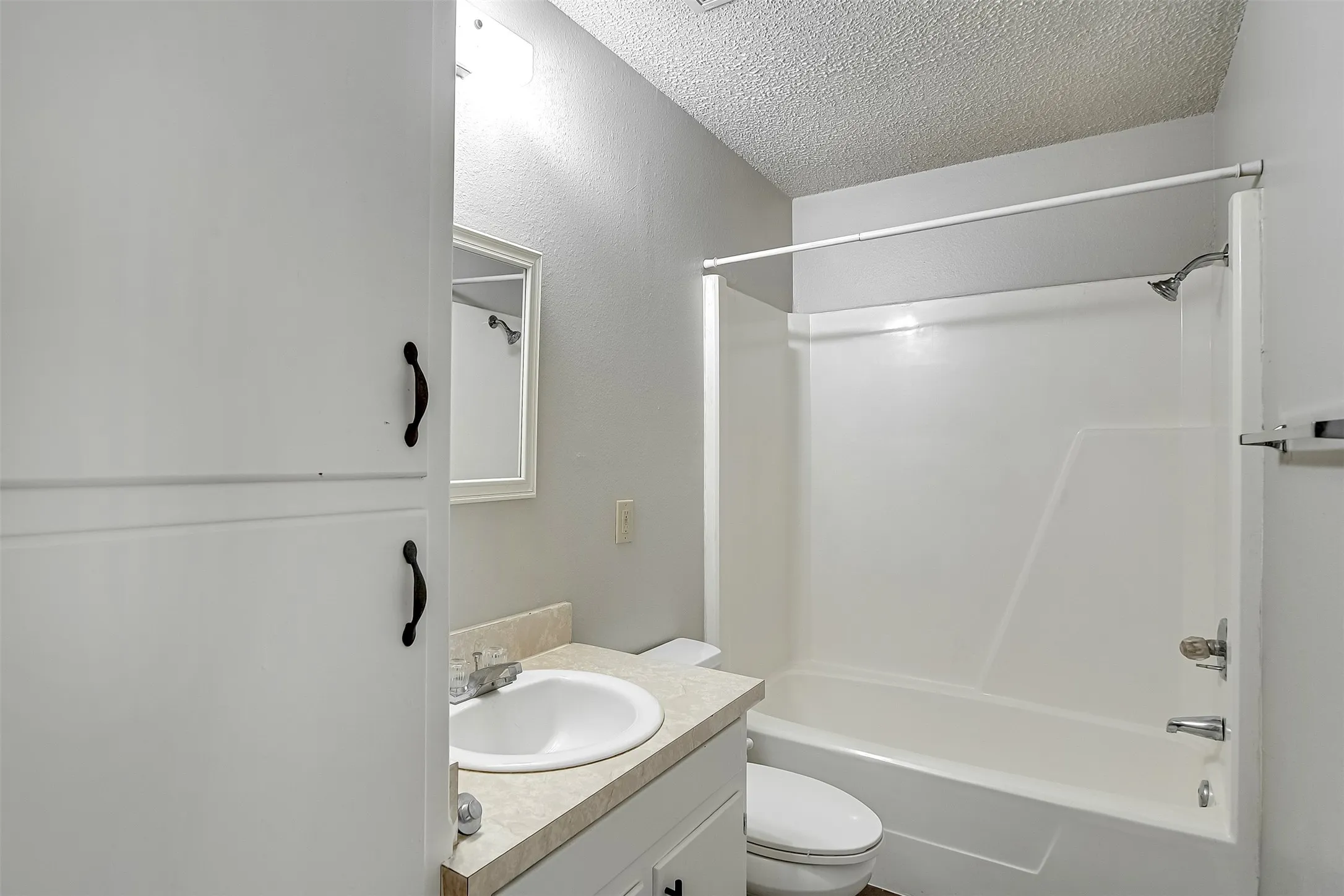 Apartment For Rent in Johnson County , 1709 Short Street B, Cleburne, Texas 76033, 1 Bedroom, 1 Bathroom, Garage spaces, 675 Sqft, built in 1980, mls#21355274, Real Estate Agent in Cleburne, Homes For Rent in Johnson county, Homes For Rent in Cleburne, Realtor in Cleburne Texas, Real Estate Brokerage Independent Realty Texas, Luminita Cordes Realtor