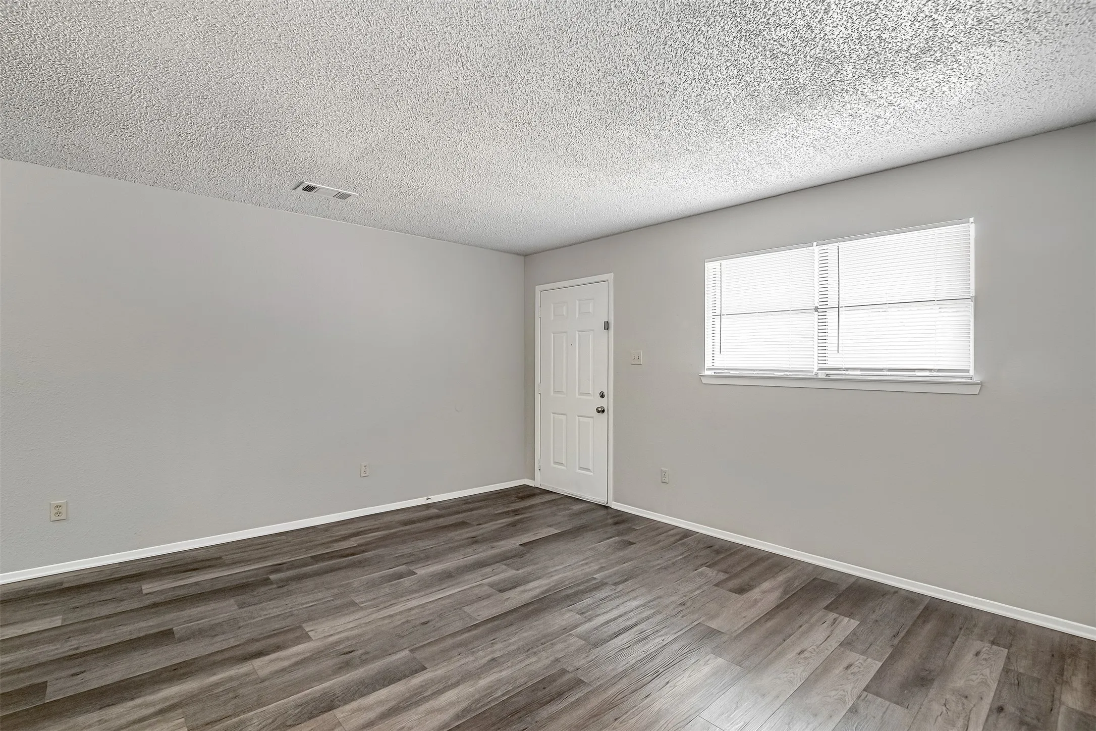 Apartment For Rent in Johnson County , 1709 Short Street B, Cleburne, Texas 76033, 1 Bedroom, 1 Bathroom, Garage spaces, 675 Sqft, built in 1980, mls#21355274, Real Estate Agent in Cleburne, Homes For Rent in Johnson county, Homes For Rent in Cleburne, Realtor in Cleburne Texas, Real Estate Brokerage Independent Realty Texas, Luminita Cordes Realtor