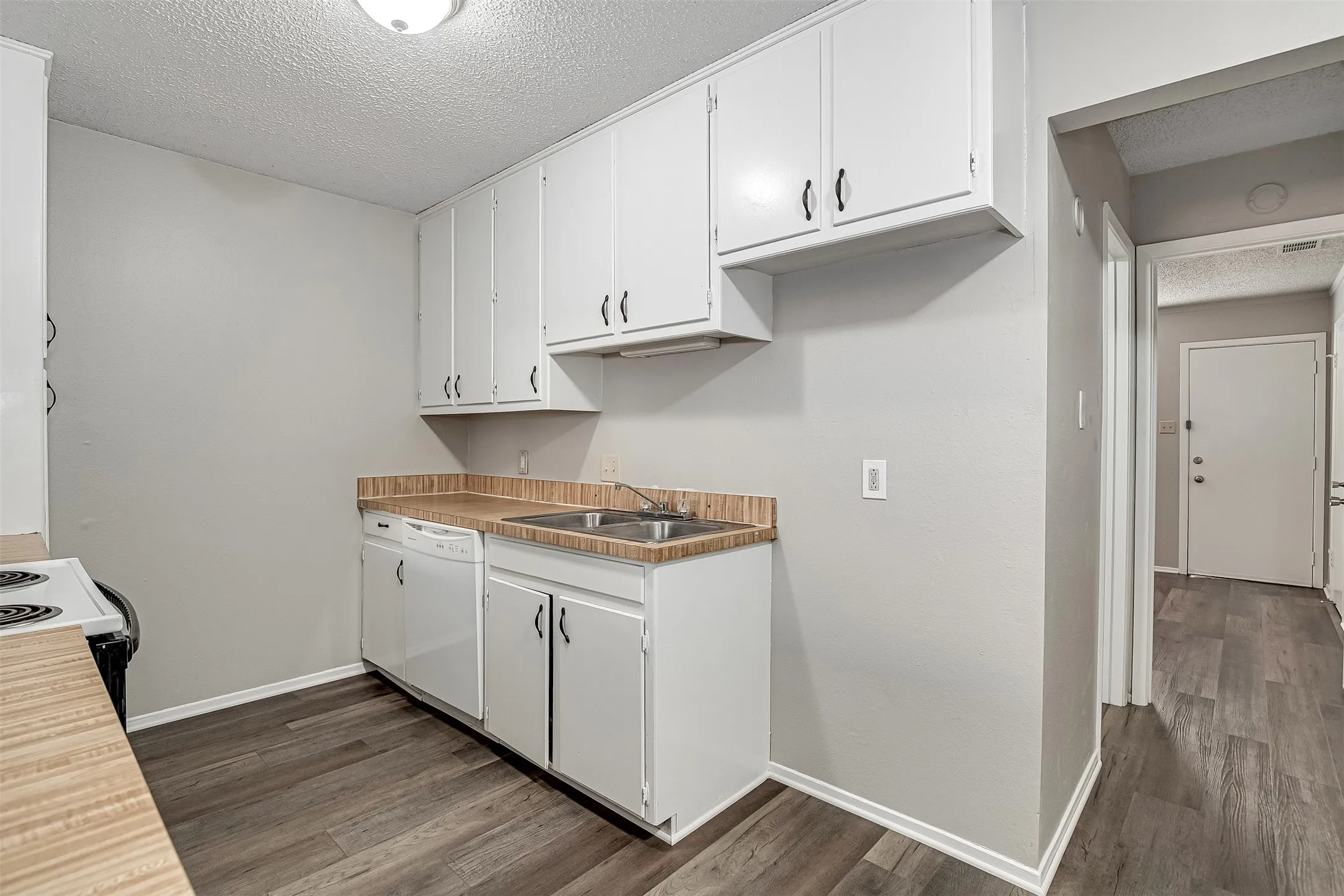 Apartment For Rent in Johnson County , 1709 Short Street B, Cleburne, Texas 76033, 1 Bedroom, 1 Bathroom, Garage spaces, 675 Sqft, built in 1980, mls#21355274, Real Estate Agent in Cleburne, Homes For Rent in Johnson county, Homes For Rent in Cleburne, Realtor in Cleburne Texas, Real Estate Brokerage Independent Realty Texas, Luminita Cordes Realtor