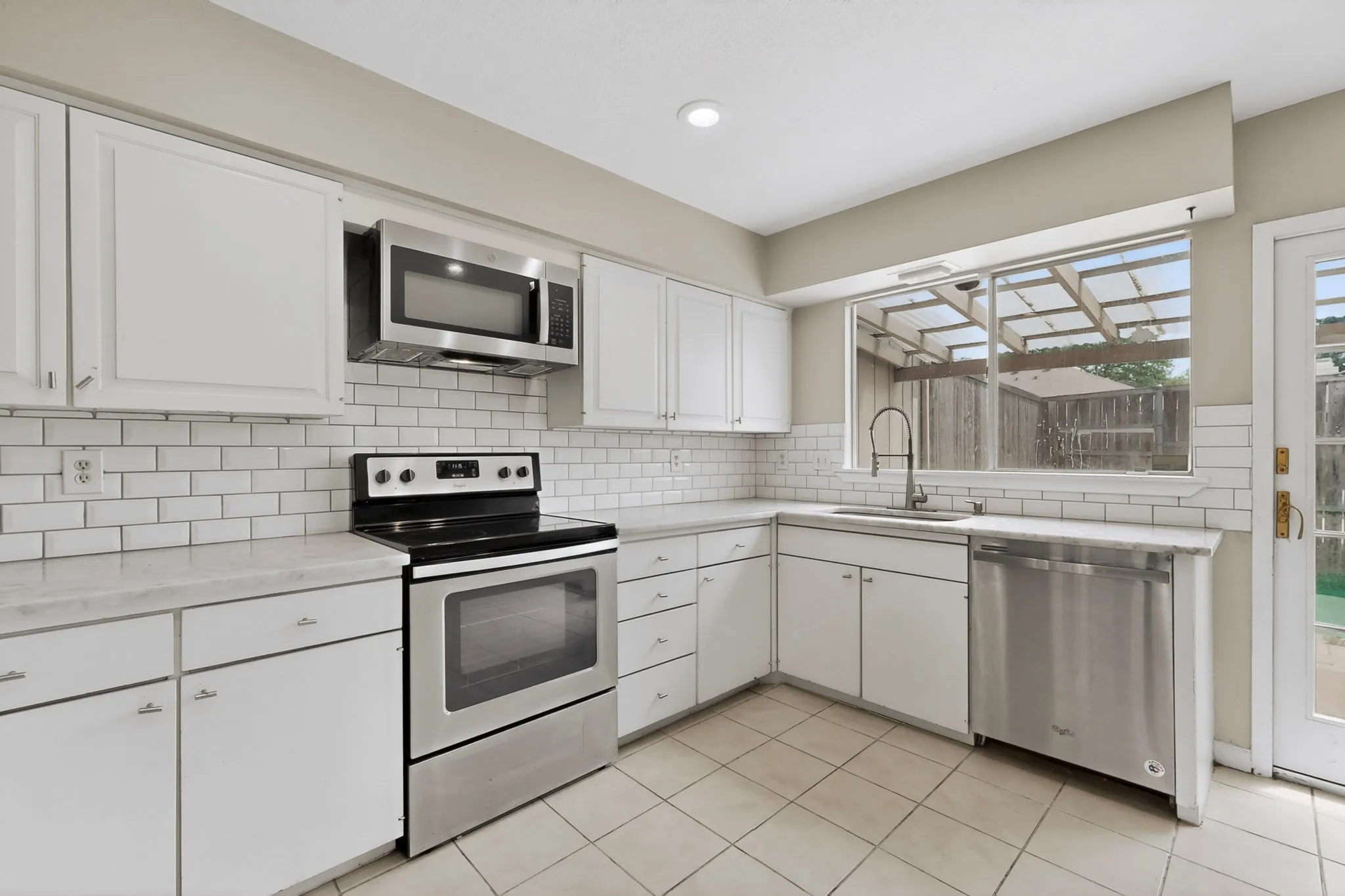 Townhouse For Rent in Dallas County , 11940 Leisure Drive, Dallas, Texas 75243, 2 Bedroom, 3 Bathroom, Garage spaces, 1,564 Sqft, built in 1973, mls#21355215, Real Estate Agent in Dallas, Homes For Rent in Dallas county, Homes For Rent in Dallas, Realtor in Dallas Texas, Real Estate Brokerage Independent Realty Texas, Luminita Cordes Realtor